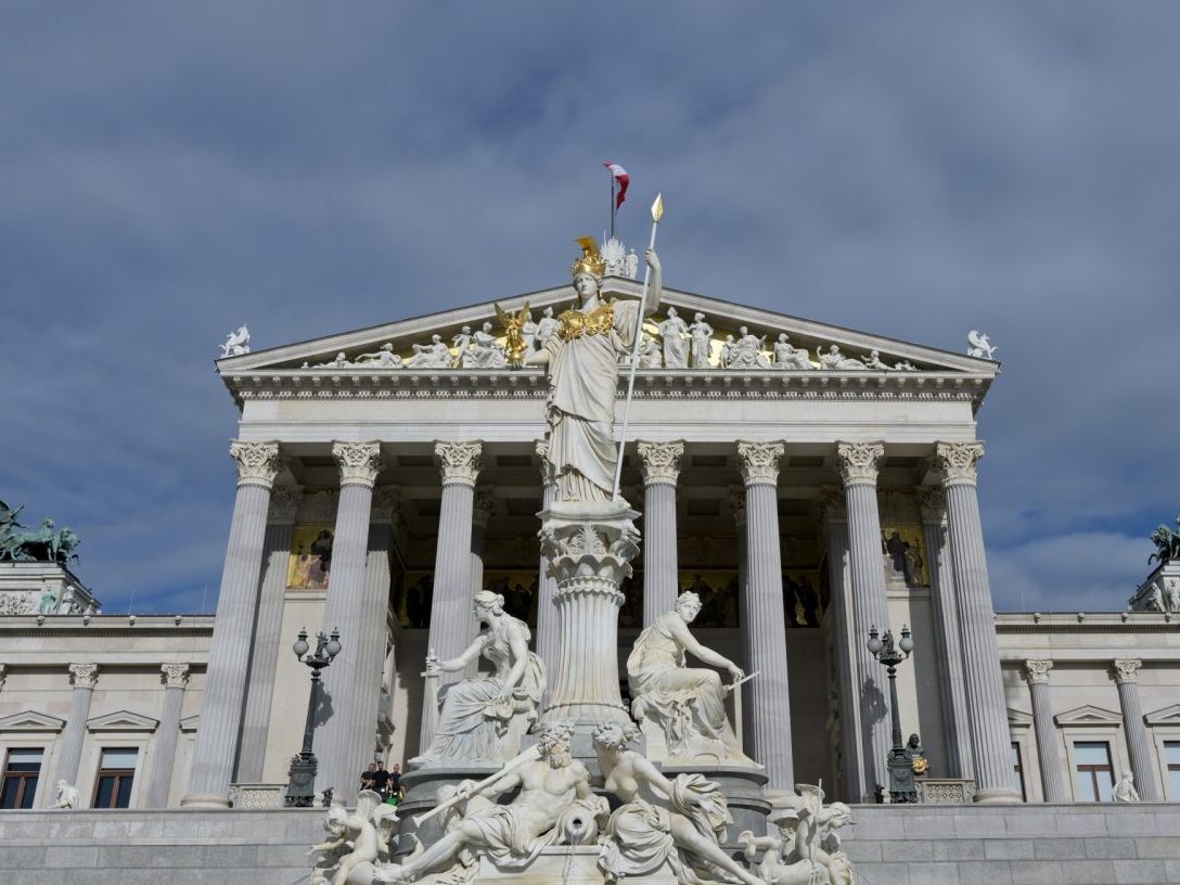 Der Nationalrat ist eine der beiden Kammern im Parlament und hat mehrere wichtige Aufgaben.