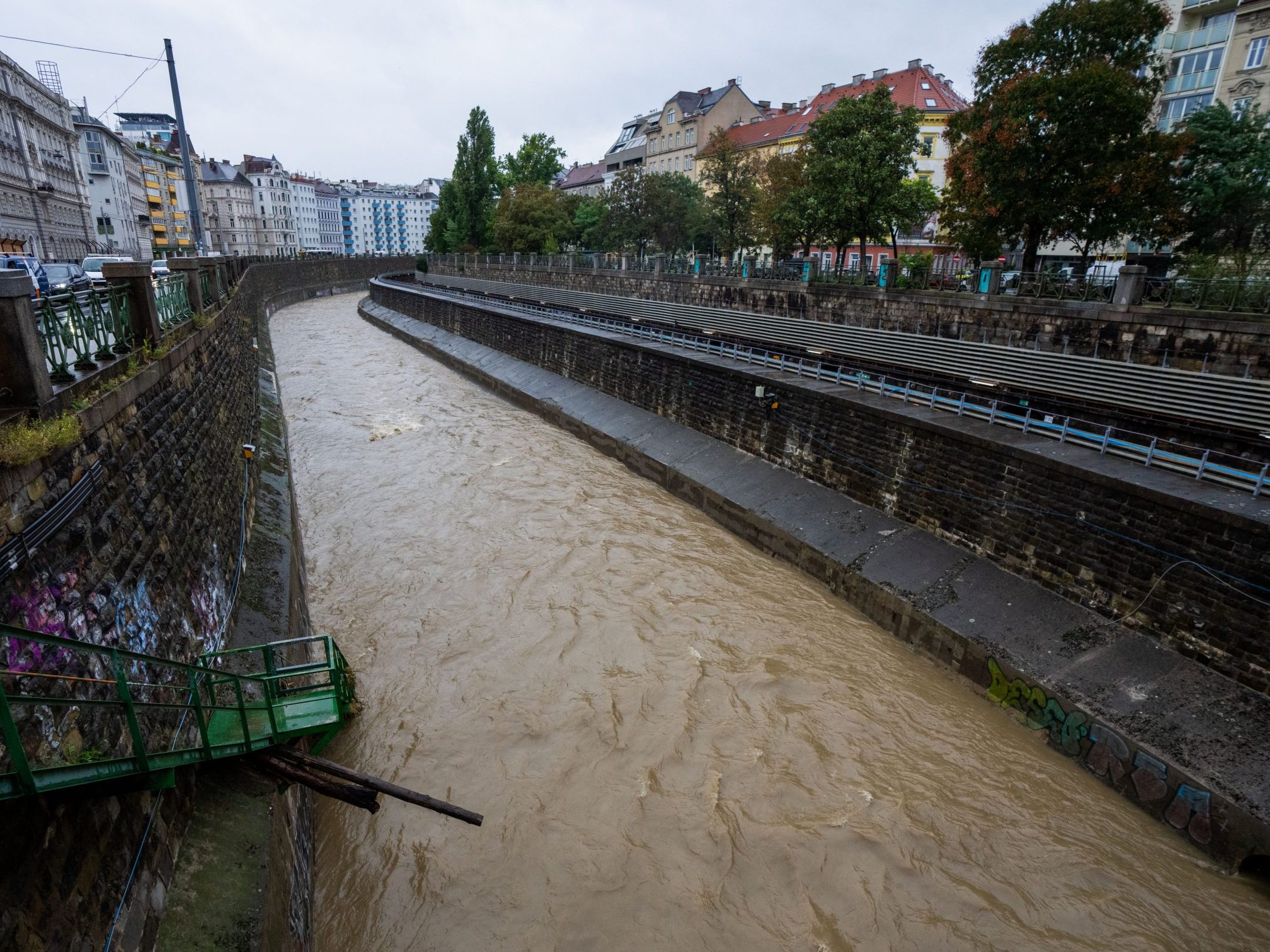 Einen Live-Ticker zu den Unwettern in Österreich finden Sie hier. Im Bild: Der Wienfluss am Montag.