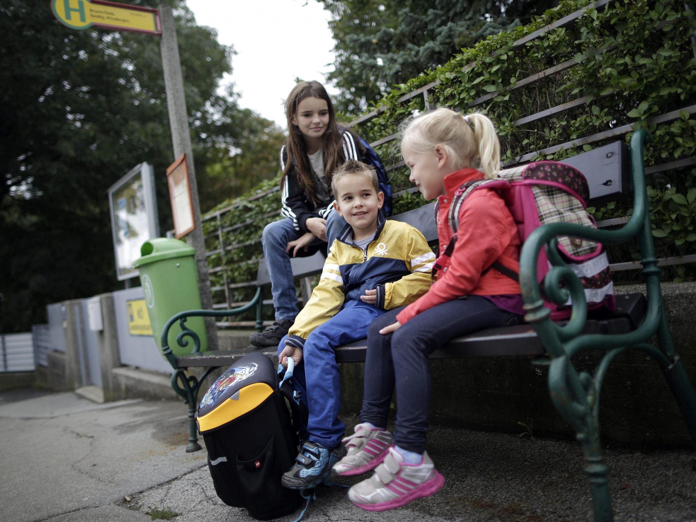 In der Nähe von Schulen spielen sich oft chaotische Verkehrsszenen ab. In der Nähe von Schulen spielen sich oft chaotische Verkehrsszenen ab.