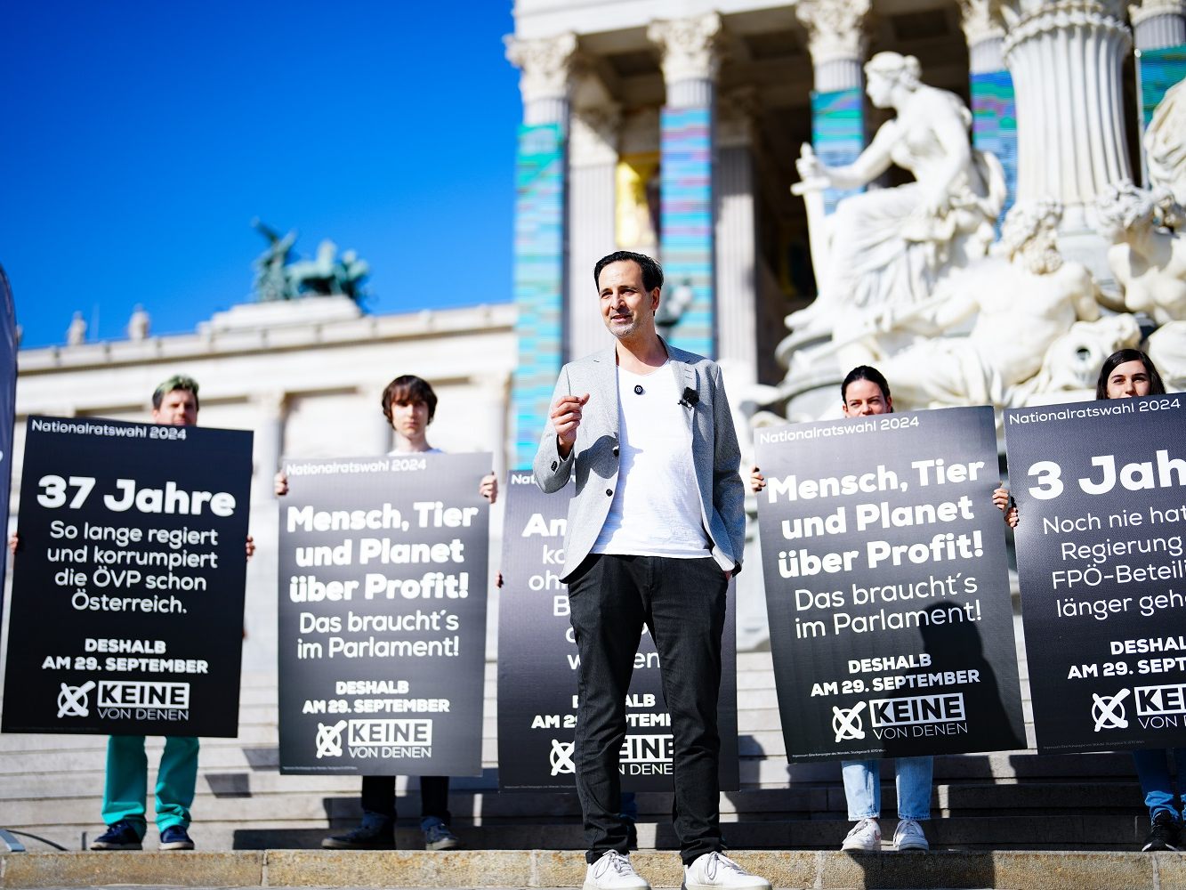 Wandel-Chef Mulla bei der Plakatpräsentation wenige Tage vor der Nationalratswahl. Wandel-Chef Mulla bei der Plakatpräsentation wenige Tage vor der Nationalratswahl.