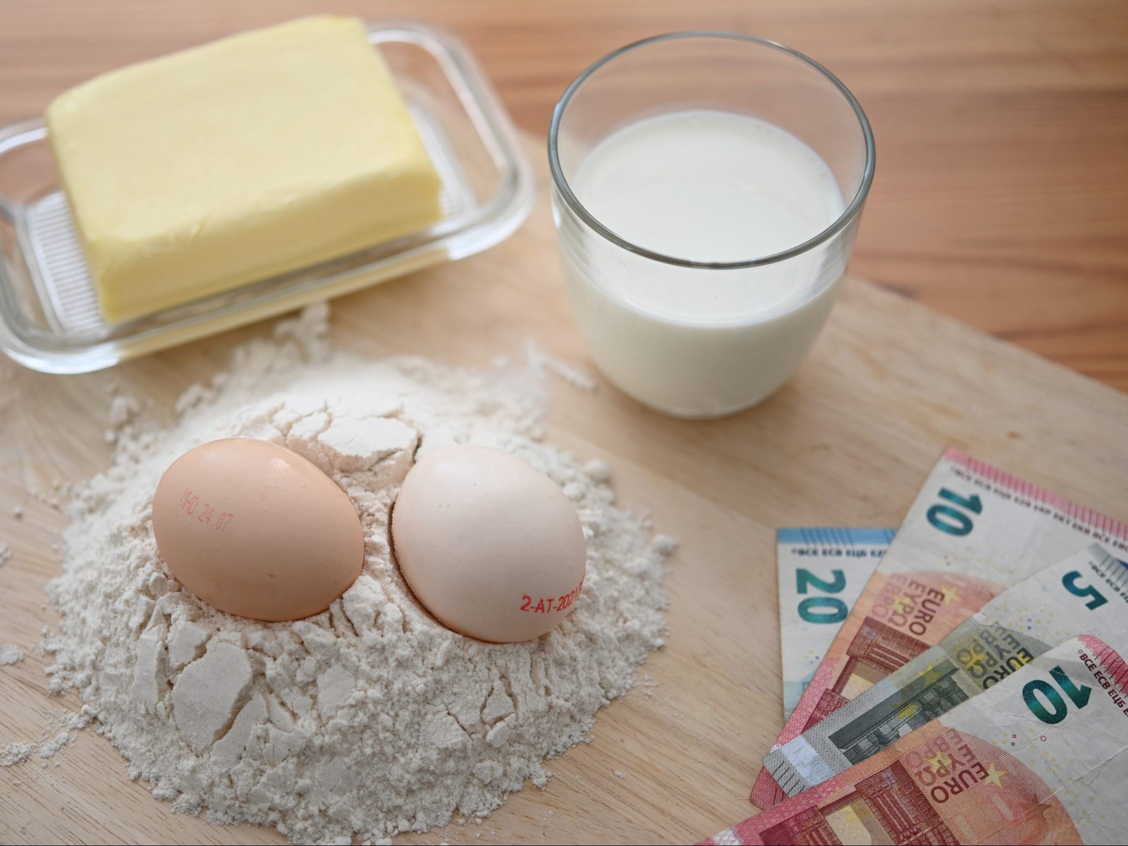 Die Preise für Mehl, Butter oder Eier sind stark gestiegen. Die Preise für Mehl, Butter oder Eier sind stark gestiegen.
