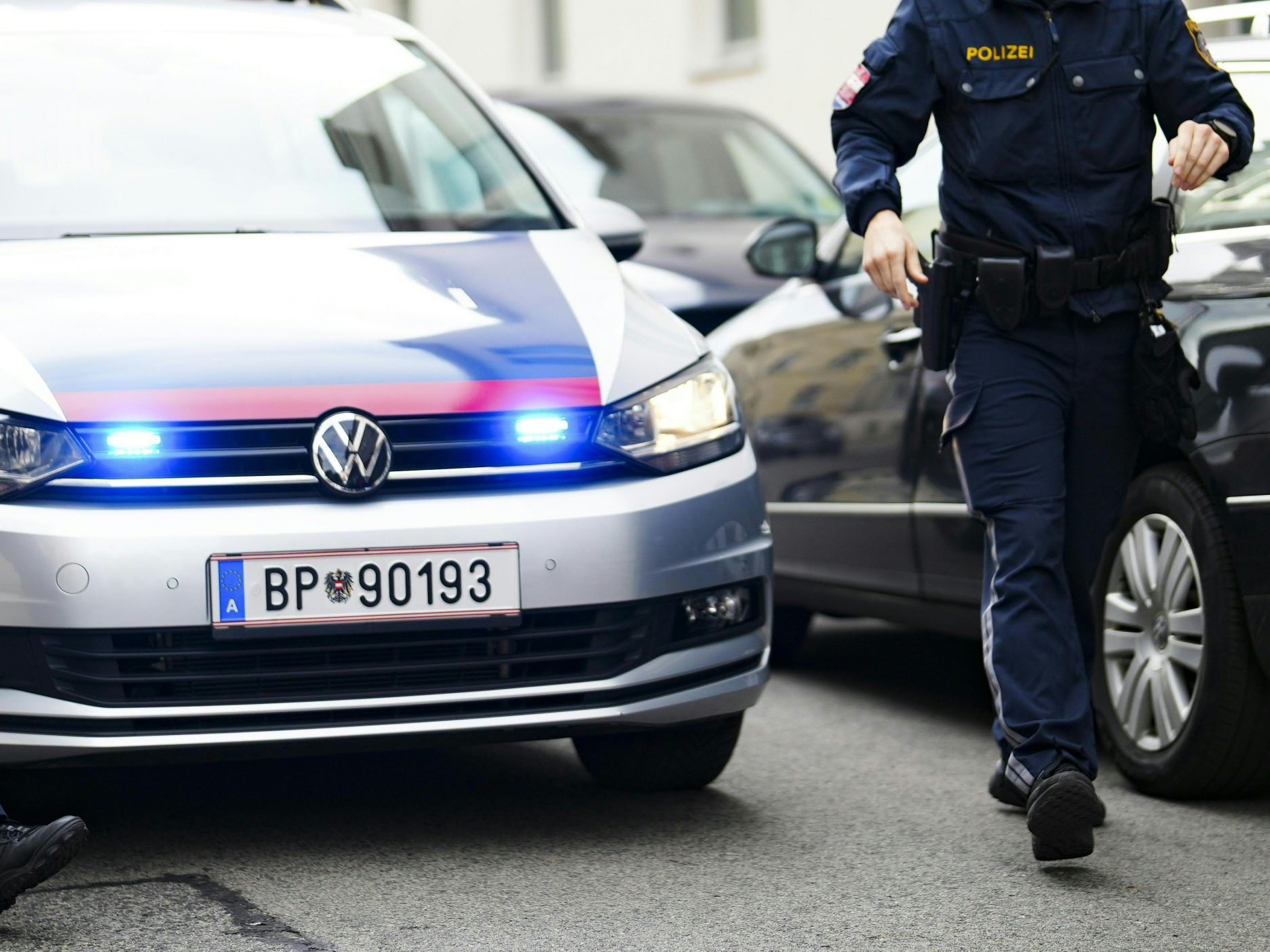 Die Polizei nahm einen Betrüger fest. Die Polizei nahm einen Betrüger fest.