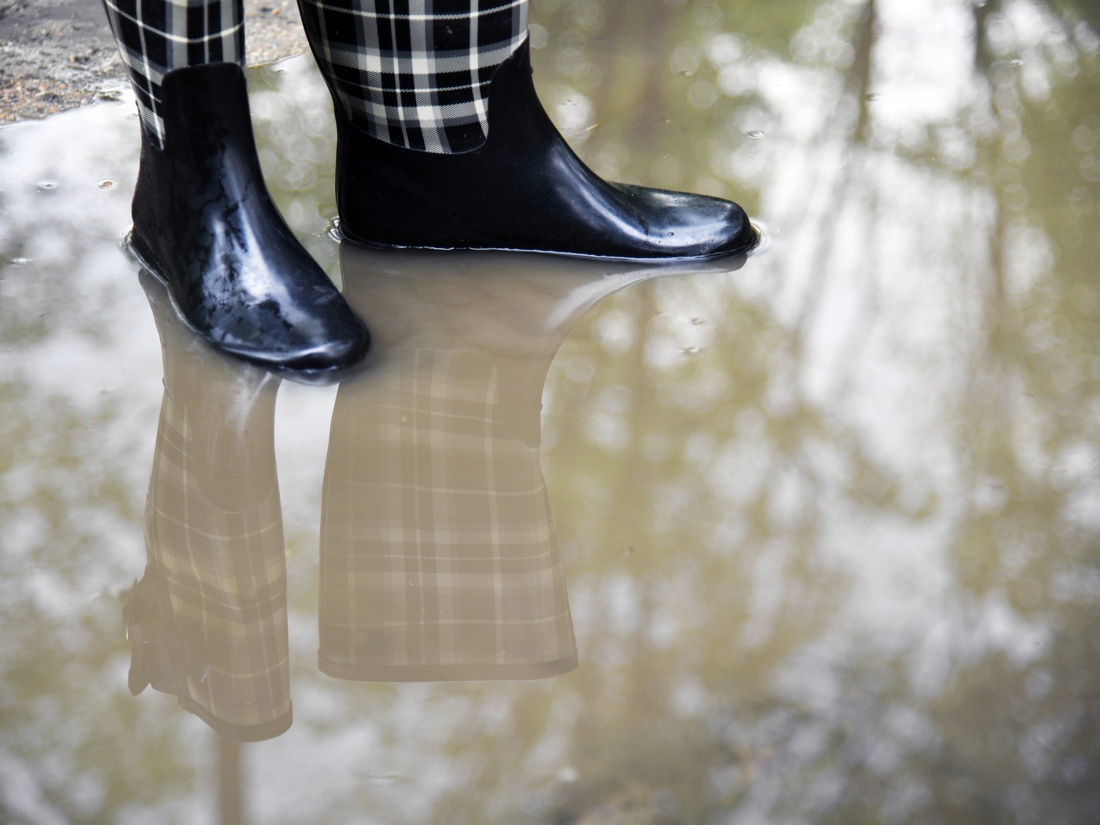 Nach dem Hochwasser gehe es in erster Linie darum aufzuräumen, so Monika Voglgruber von der Raiffeisen Ware Austria. Im Bild: Eine Lacke und Gummistiefel. Nach dem Hochwasser gehe es in erster Linie darum aufzuräumen, so Monika Voglgruber von der Raiffeisen Ware Austria. Im Bild: Eine Lacke und Gummistiefel.