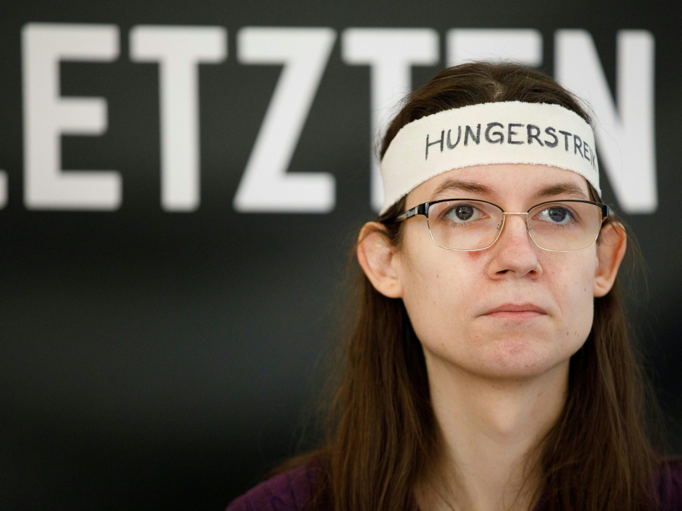 Die Klimaaktivistin Krumpeck kritisiert ihre "Haftverlängerung". Die Klimaaktivistin Krumpeck kritisiert ihre "Haftverlängerung".