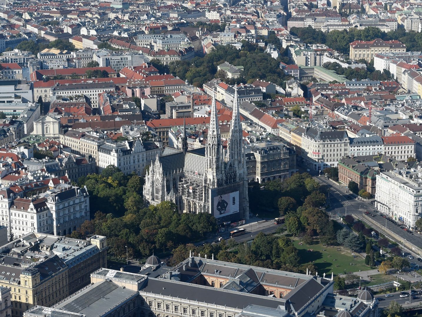 Die Votivkirche gegenüber dem Wiener Schottentor. Die Bim-Linien 43 und 44 werden demnächst wieder zum Schottentor unterwegs sein. Die Votivkirche gegenüber dem Wiener Schottentor. Die Bim-Linien 43 und 44 werden demnächst wieder zum Schottentor unterwegs sein.