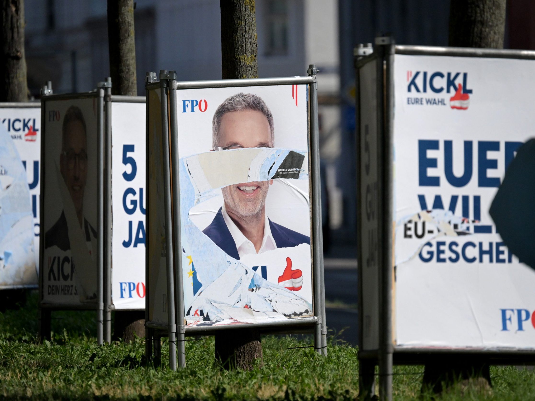 Vor allem die Wahlplakate der FPÖ sind Ziel von Vandalismus.
