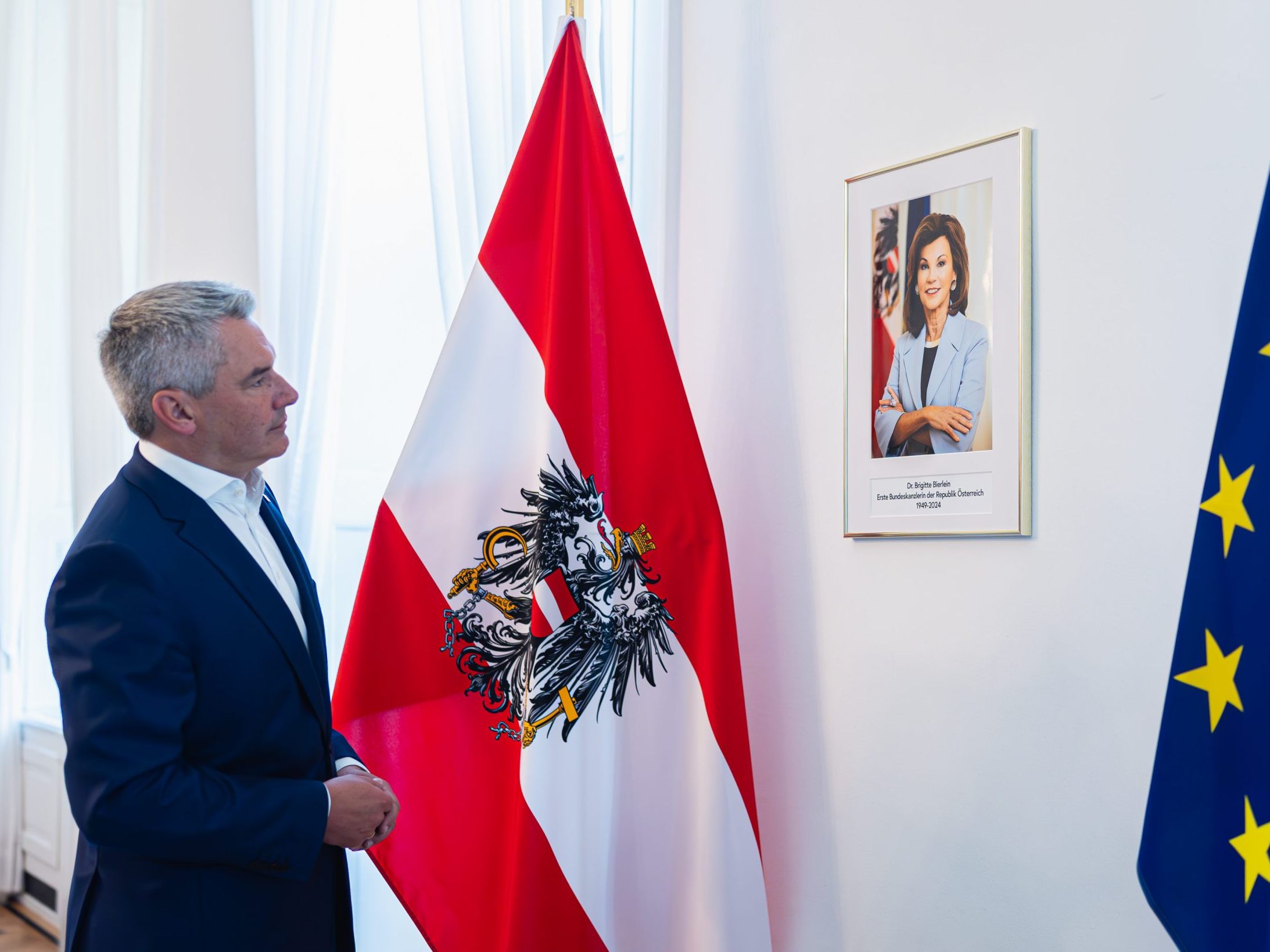 Für Nehammer soll das "Bierlein-Zimmer" ein "Ort der Anerkennung, des tiefen Respekts und der Erinnerung an eine große Österreicherin" sein. Für Nehammer soll das "Bierlein-Zimmer" ein "Ort der Anerkennung, des tiefen Respekts und der Erinnerung an eine große Österreicherin" sein.