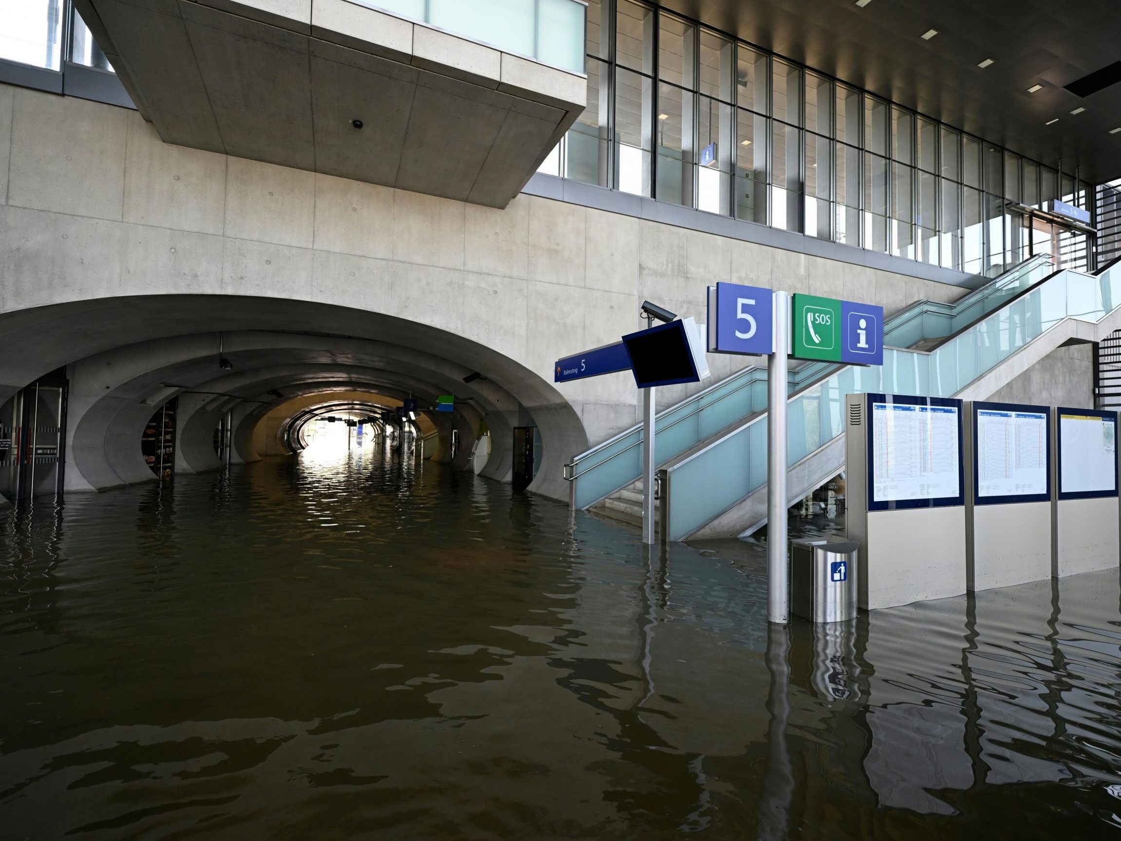 Der Atzenbrugger Tunnel und der Raum Tullnerfeld seien der "Hotspot" mit den stärksten Schäden und den größten Wassermengen.