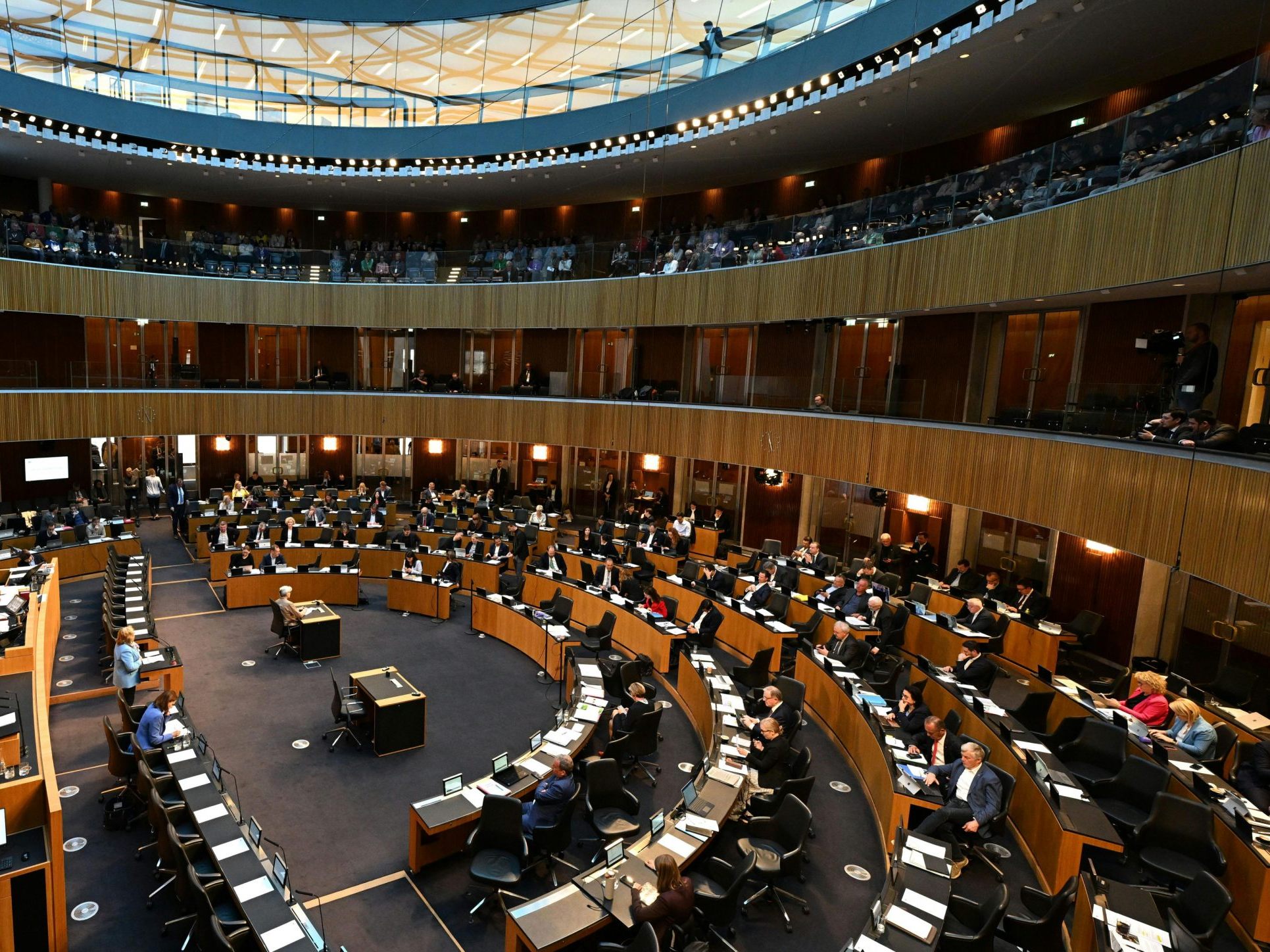 Wie kommt die Sitzordnung im Parlament zustande? Wie kommt die Sitzordnung im Parlament zustande?