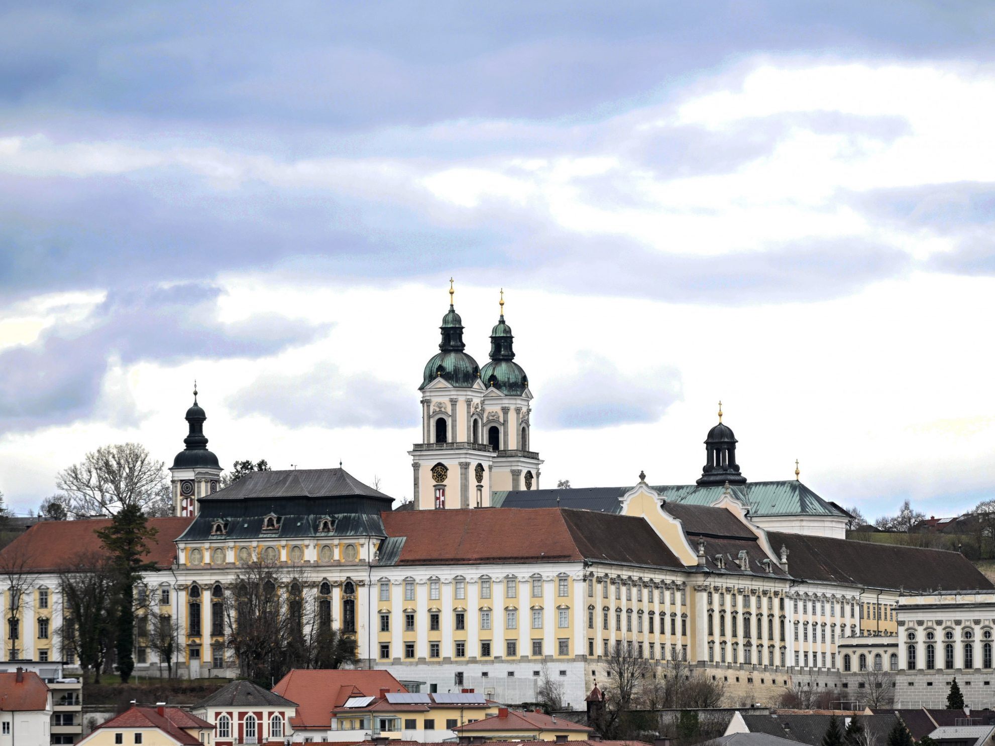 Stift St. Florian in Oberösterreich: Unbekannter schrieb offenbar Bombendrohung in Gästebuch von Literaturgarten.