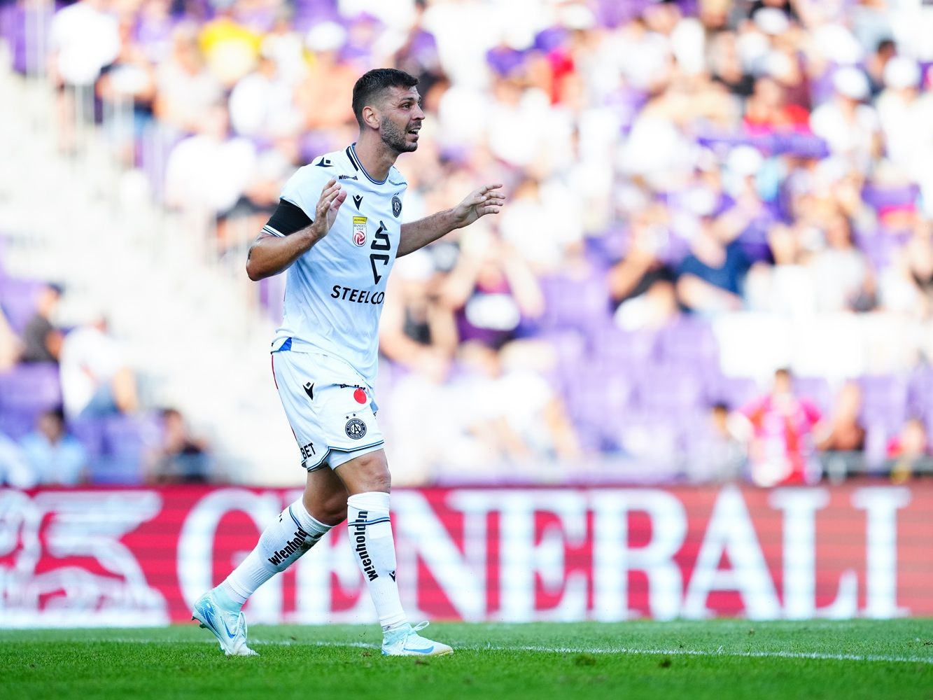 "Wir wollen ein gutes Spiel abliefern und sie ärgern", so Austrias Dragovic vor dem Derby gegen Rapid. "Wir wollen ein gutes Spiel abliefern und sie ärgern", so Austrias Dragovic vor dem Derby gegen Rapid.