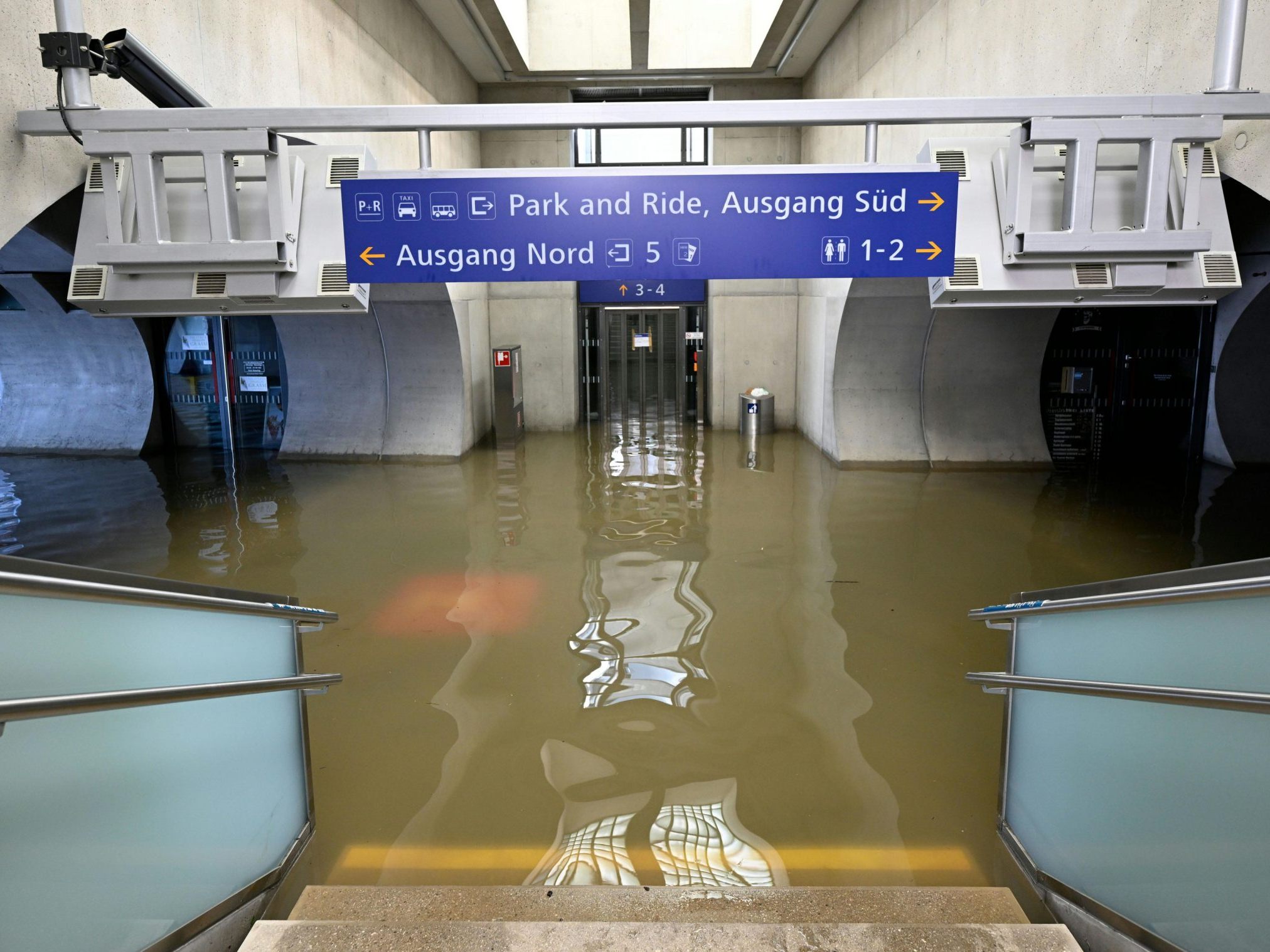 Der unter Wasser stehende Bahnhof Tullnerfeld.