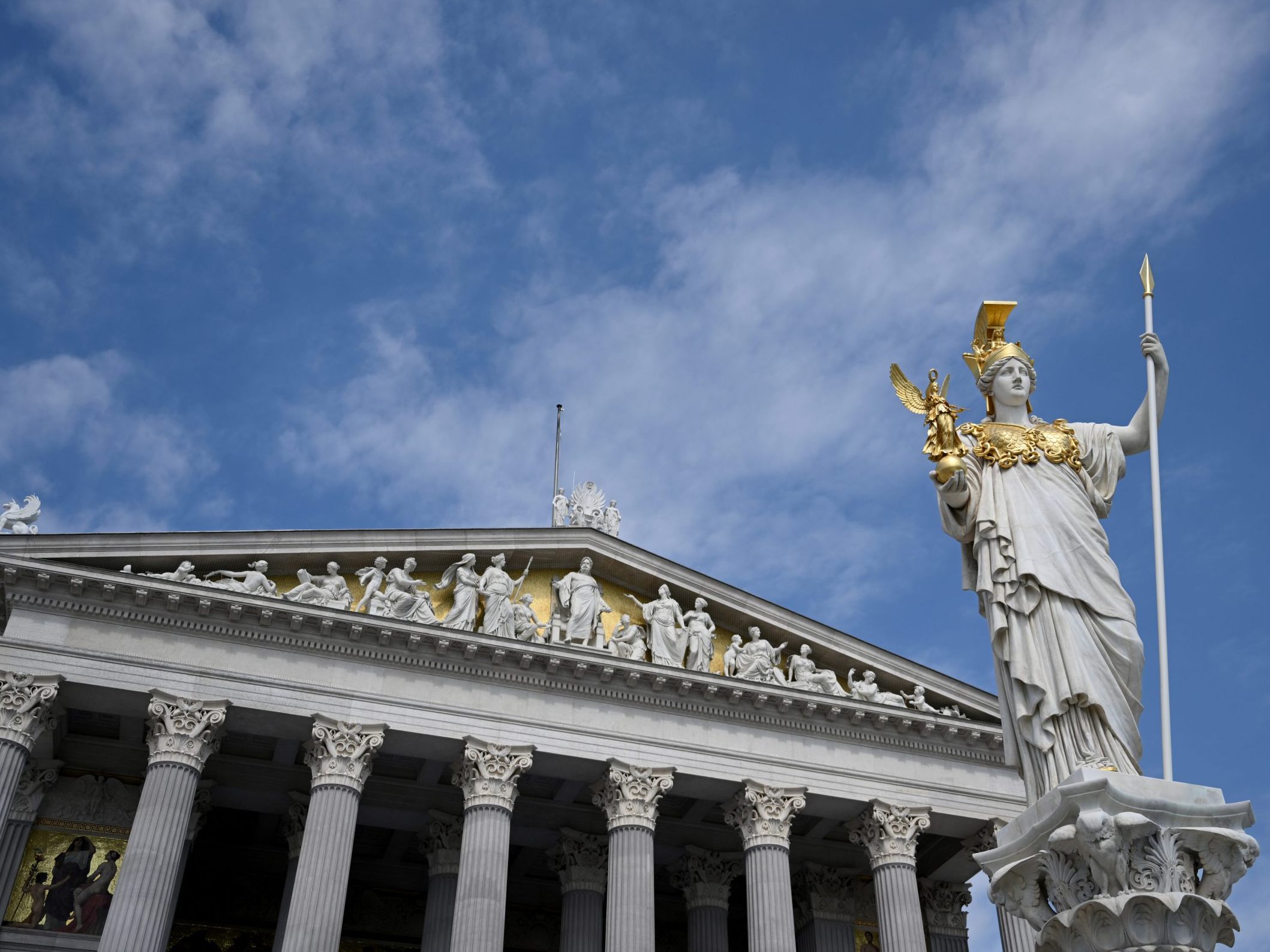 Ein Demokratie-Corner wird vor dem Parlament errichtet.