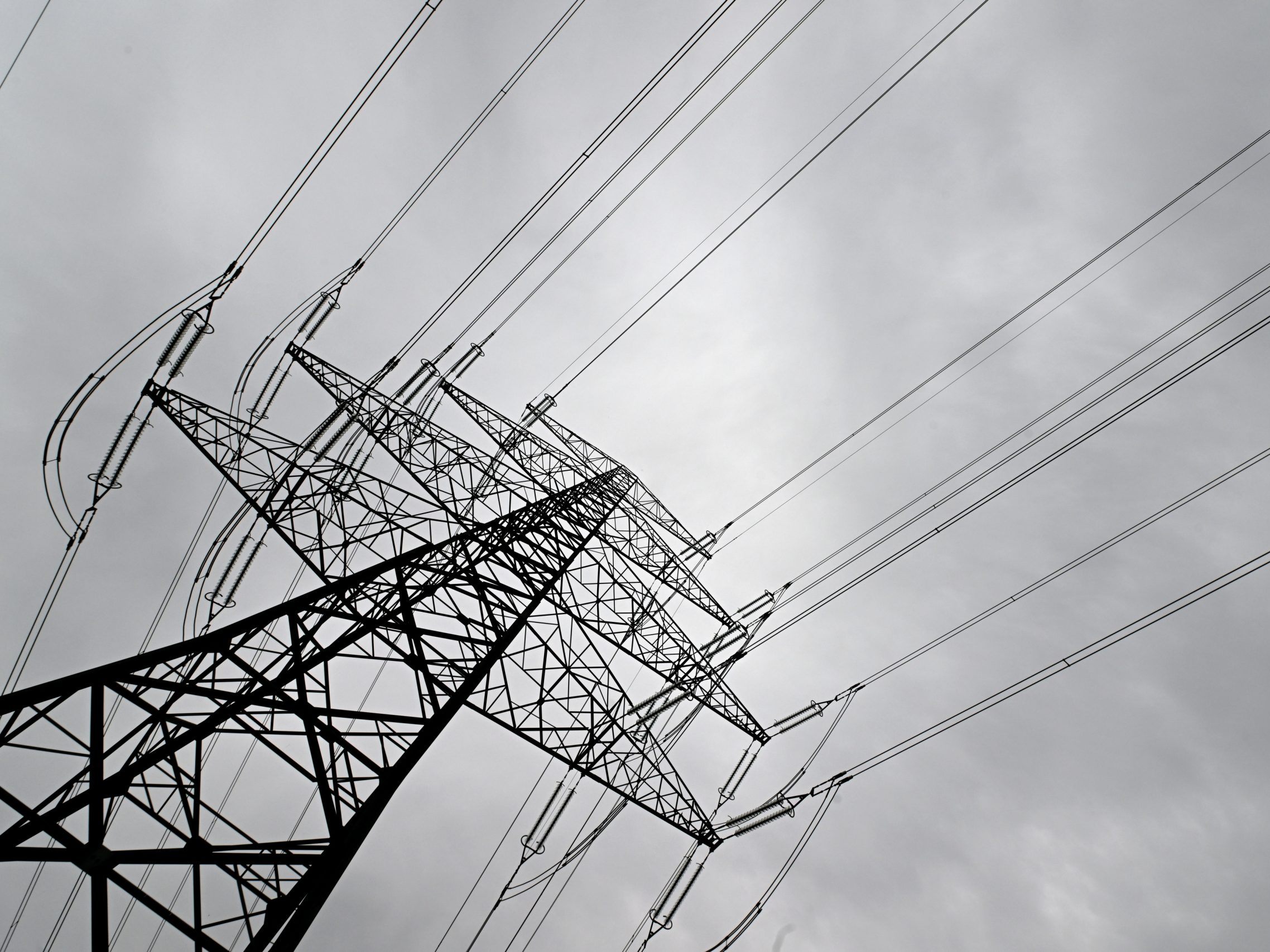 Die starken Windböen führen immer wieder zu Stromausfällen. Die starken Windböen führen immer wieder zu Stromausfällen.