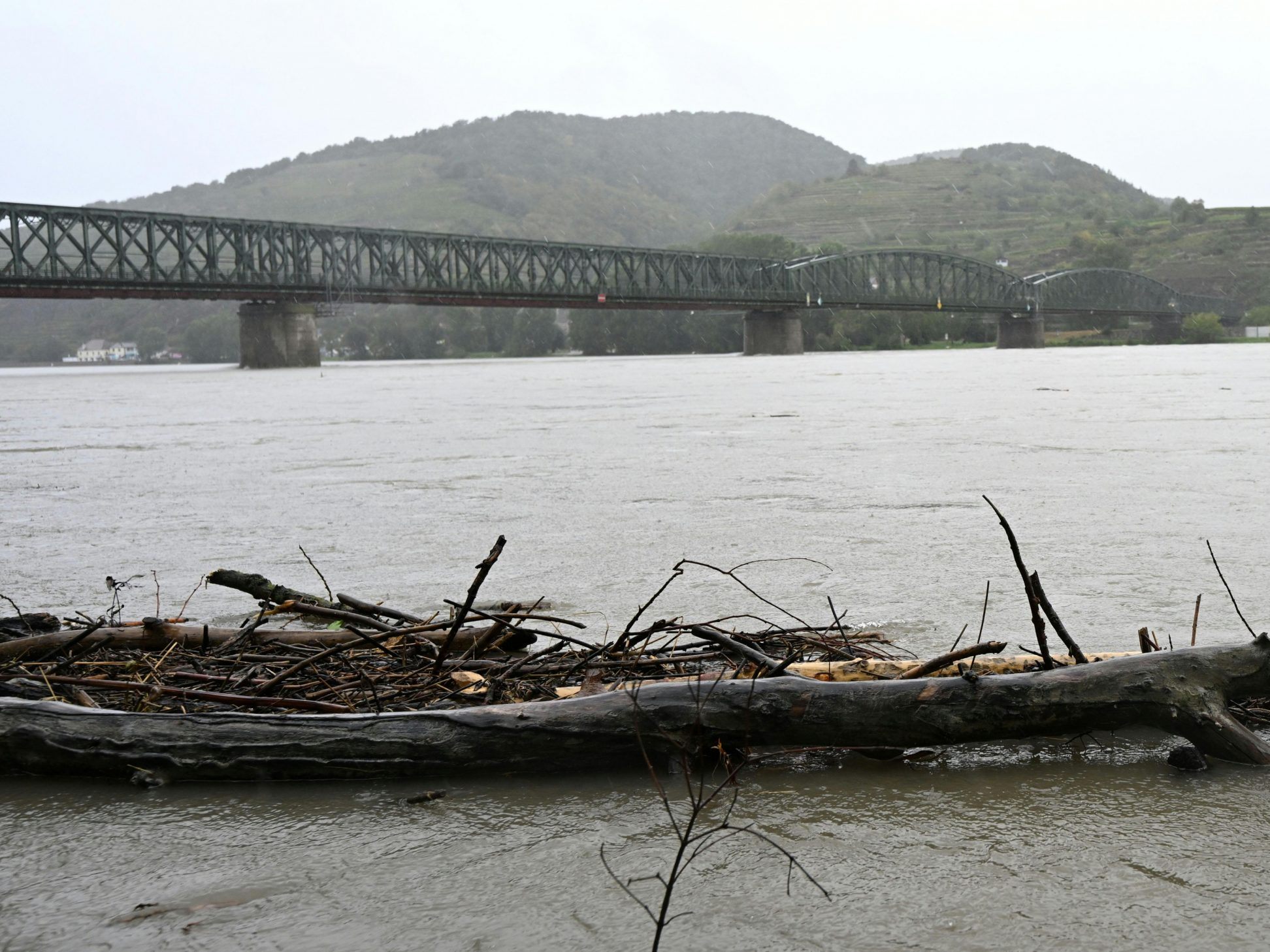 Aus Sicherheitsgründen wurde die gesamte Donau für den Schiffsverkehr gesperrt. Aus Sicherheitsgründen wurde die gesamte Donau für den Schiffsverkehr gesperrt.
