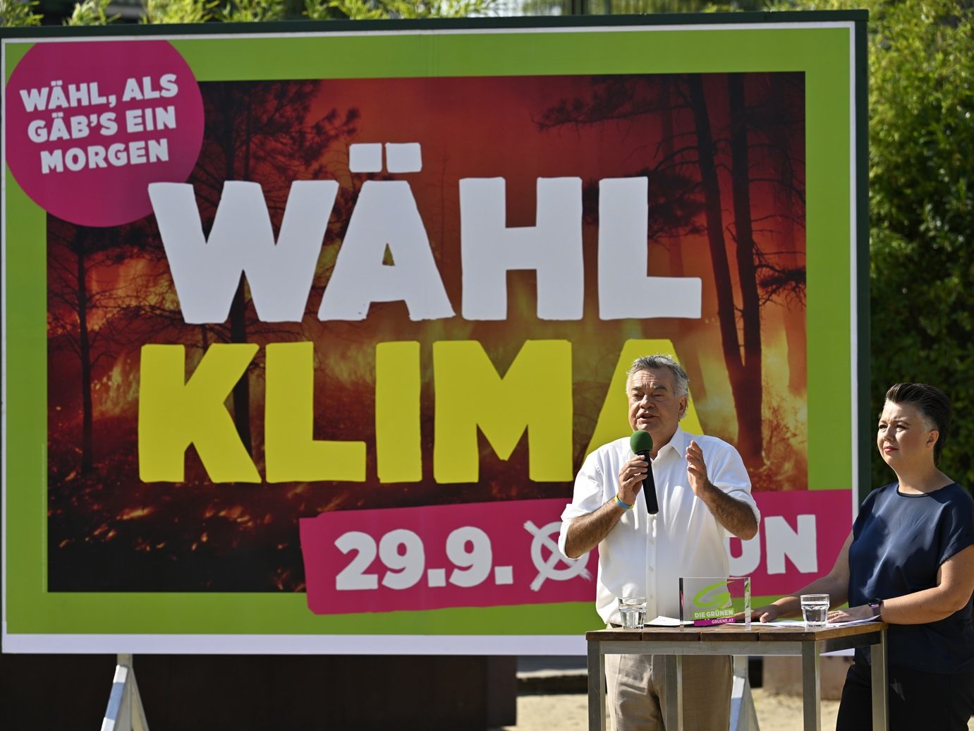 "Wähl Klima" ist auf einem Plakat vor Grünen-Chef Werner Kogler und Generalsekretärin Voglauer zu lesen. Die Nationalratswahl steigt Ende September. "Wähl Klima" ist auf einem Plakat vor Grünen-Chef Werner Kogler und Generalsekretärin Voglauer zu lesen. Die Nationalratswahl steigt Ende September.