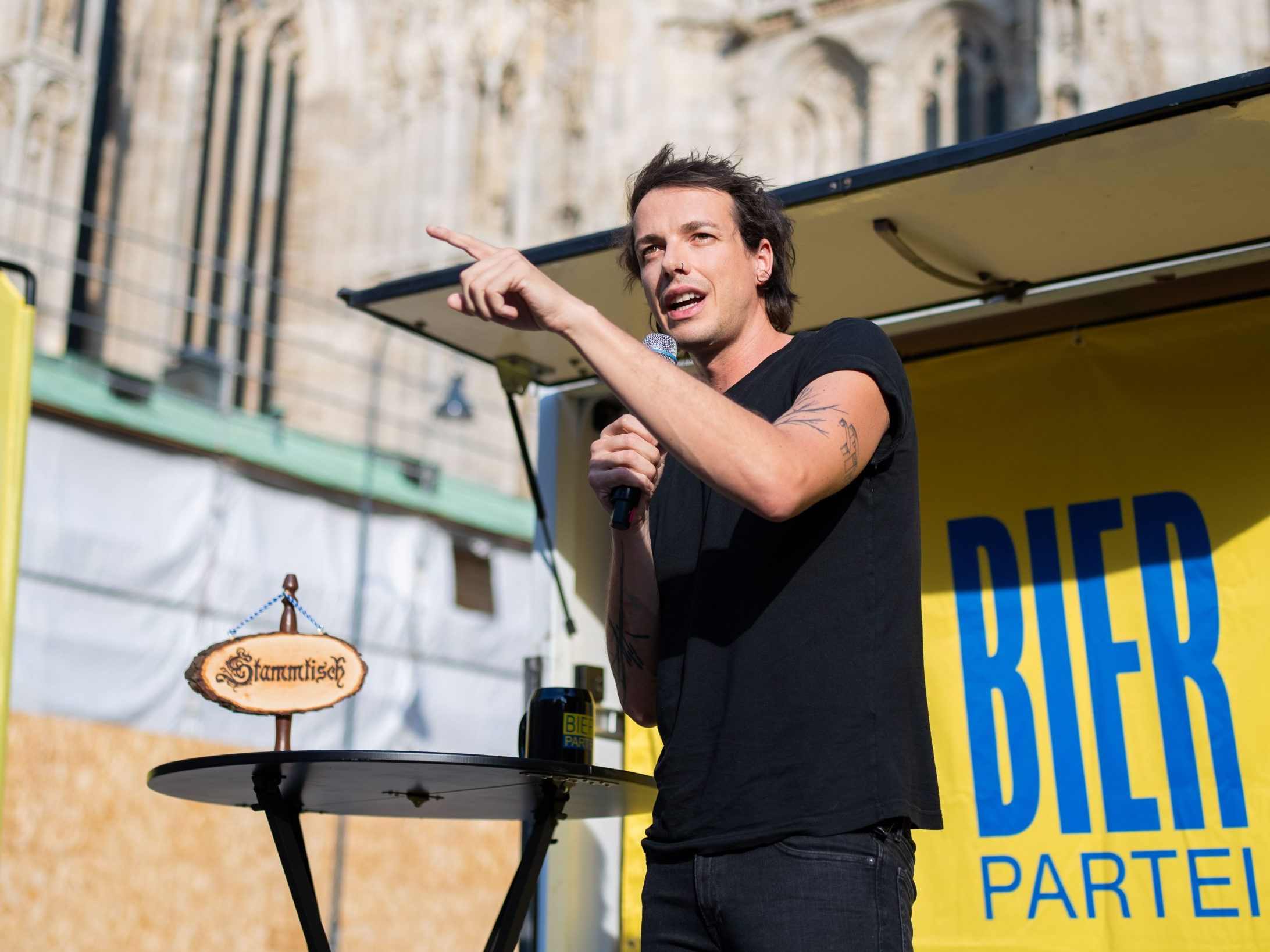 Die Bierpartei legte bildungspolitische Forderungen vor.