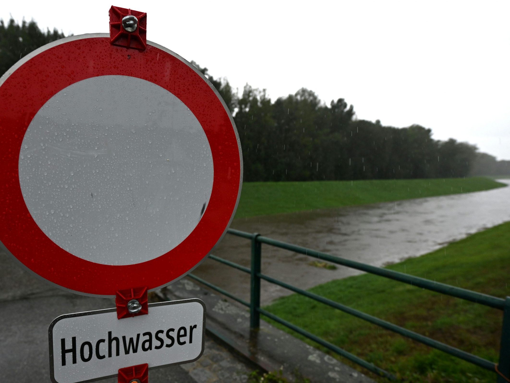 "Hochwasser" ist auf einem Schild am Samstag in Niederösterreich zu lesen. "Hochwasser" ist auf einem Schild am Samstag in Niederösterreich zu lesen.