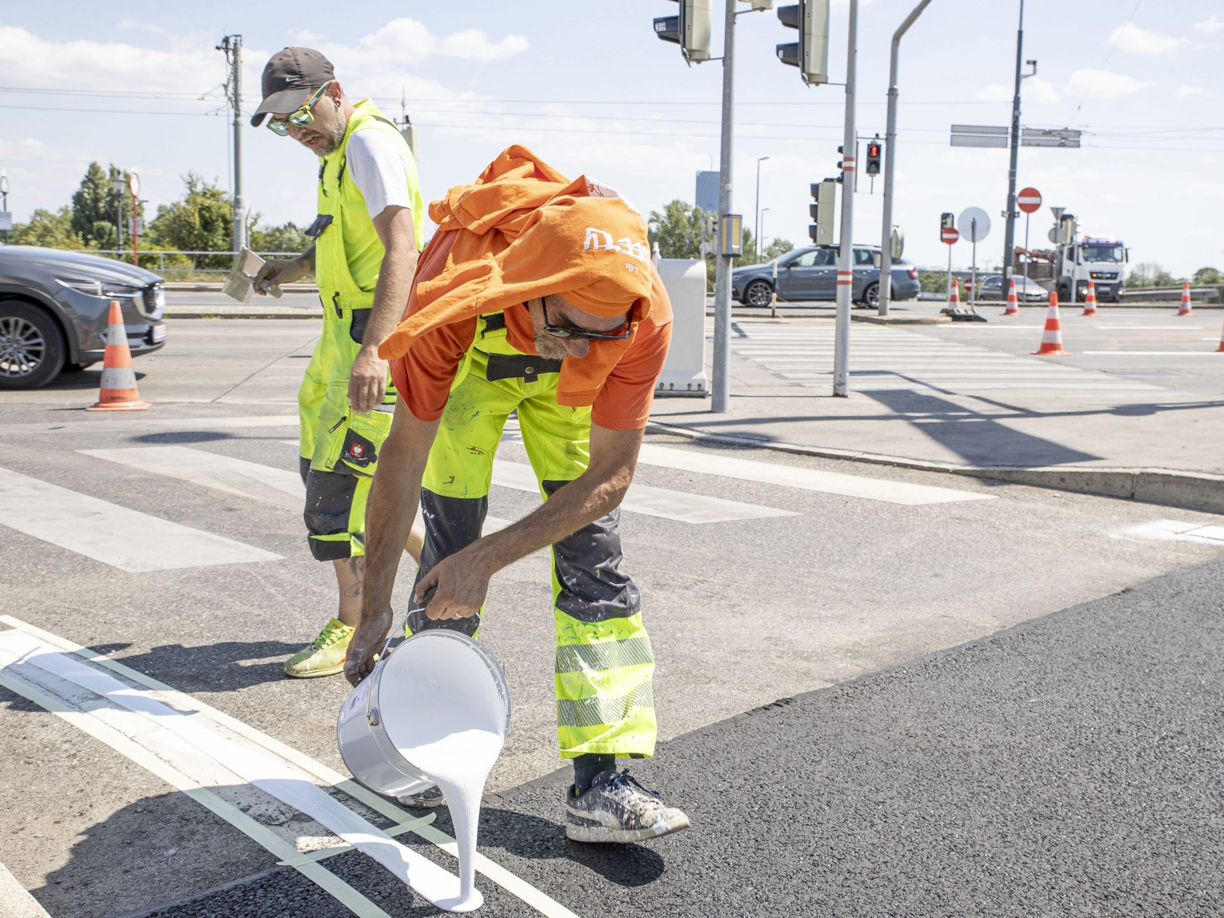"Im Juni und Juli haben knapp über 9.000 Bauarbeiterinnen und Bauarbeiter hitzefrei gewährt bekommen", so Muchitsch. "Im Juni und Juli haben knapp über 9.000 Bauarbeiterinnen und Bauarbeiter hitzefrei gewährt bekommen", so Muchitsch.