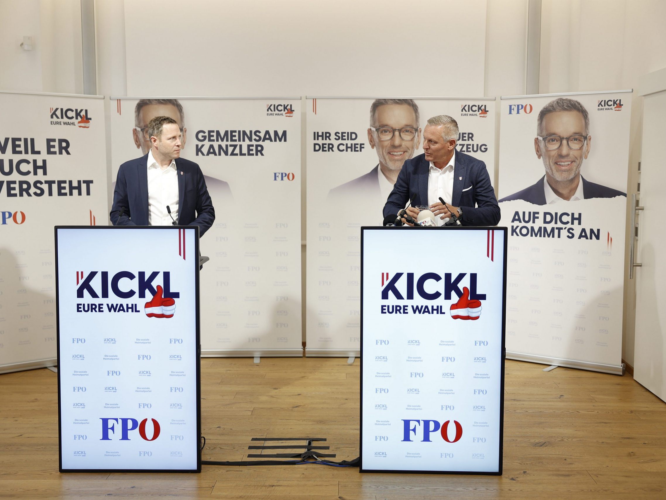"Gemeinsam Kanzler" ist auf einem der Plakate zu lesen. Die FPÖ hat vor der Nationalratswahl ihre zweite Plakatwelle vorgestellt.