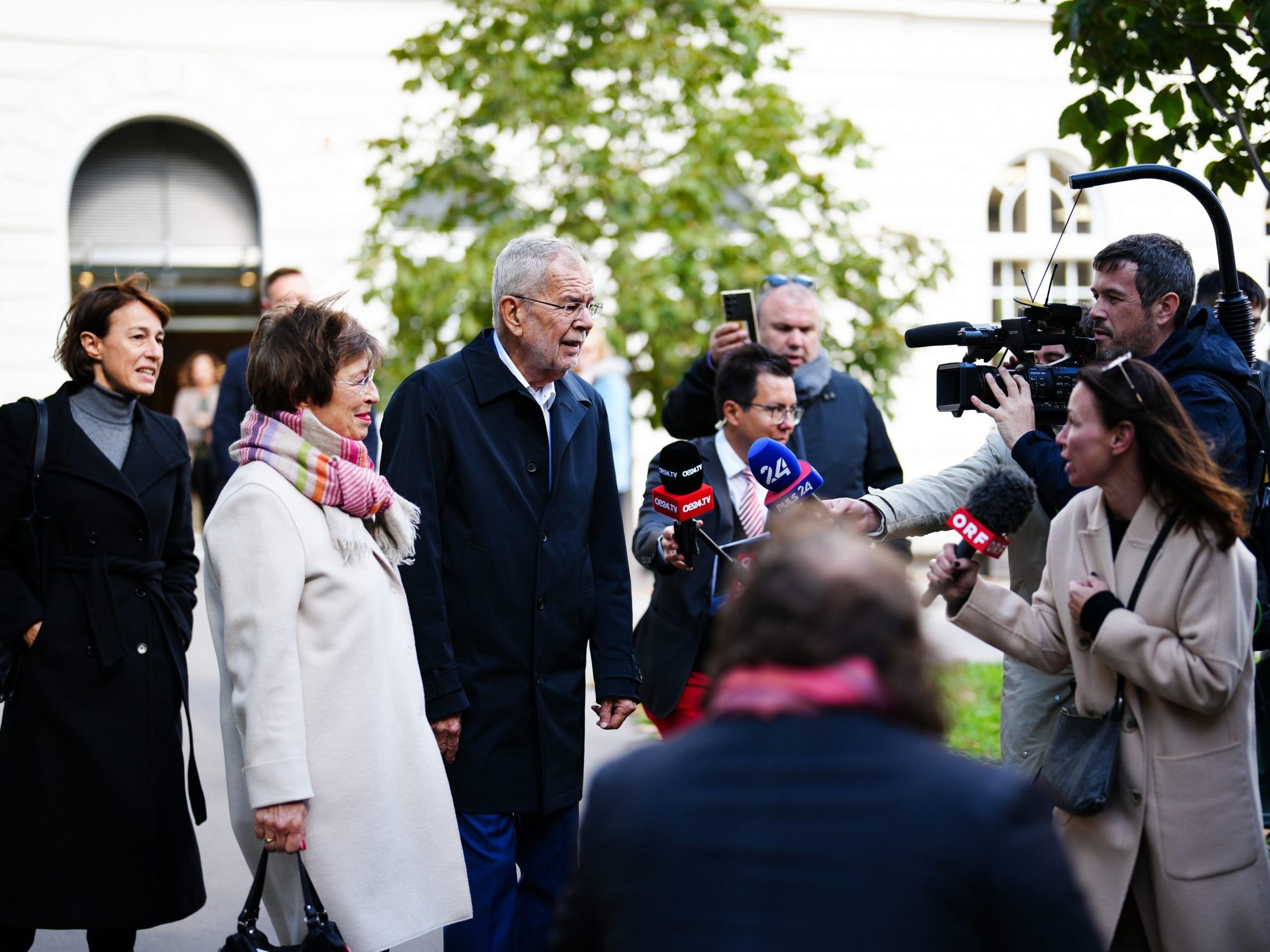 Van der Bellen erschien mit Ehefrau Doris Schmidauer im Wahllokal.
