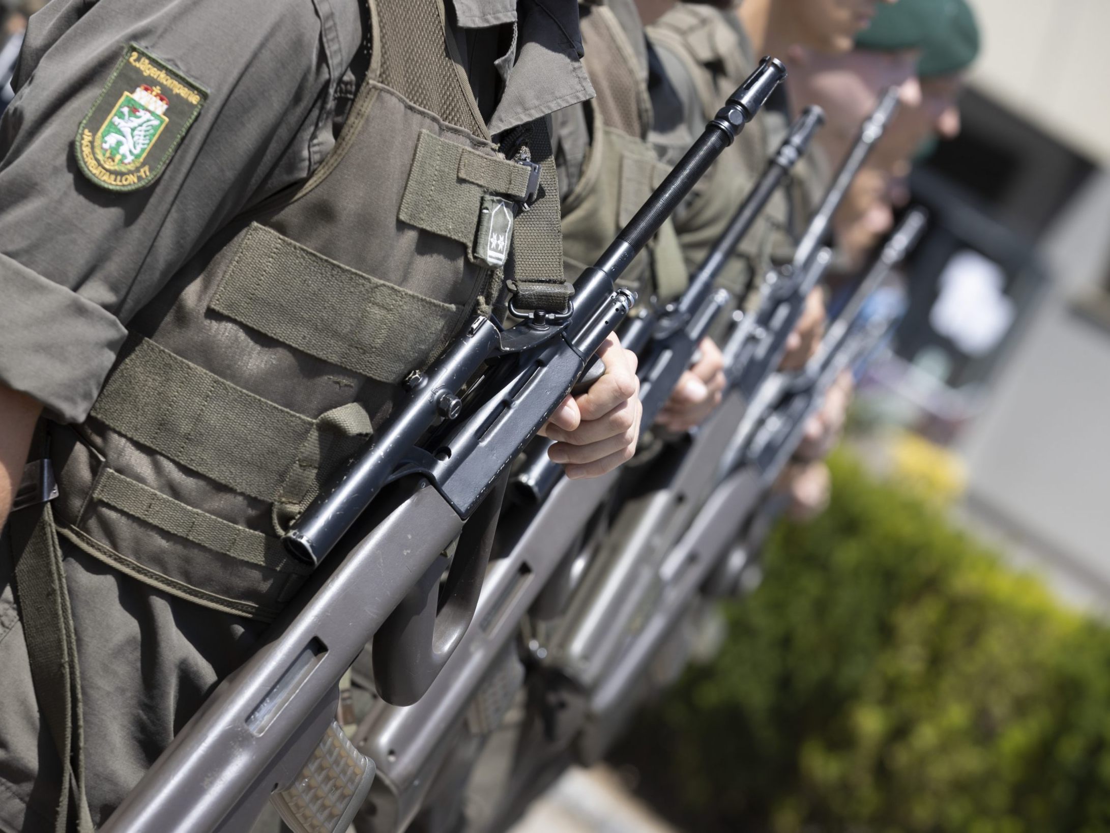 Die Spitzenkandidaten weichen der Frage nach einem EU-Militärbeistand aus. Die Spitzenkandidaten weichen der Frage nach einem EU-Militärbeistand aus.