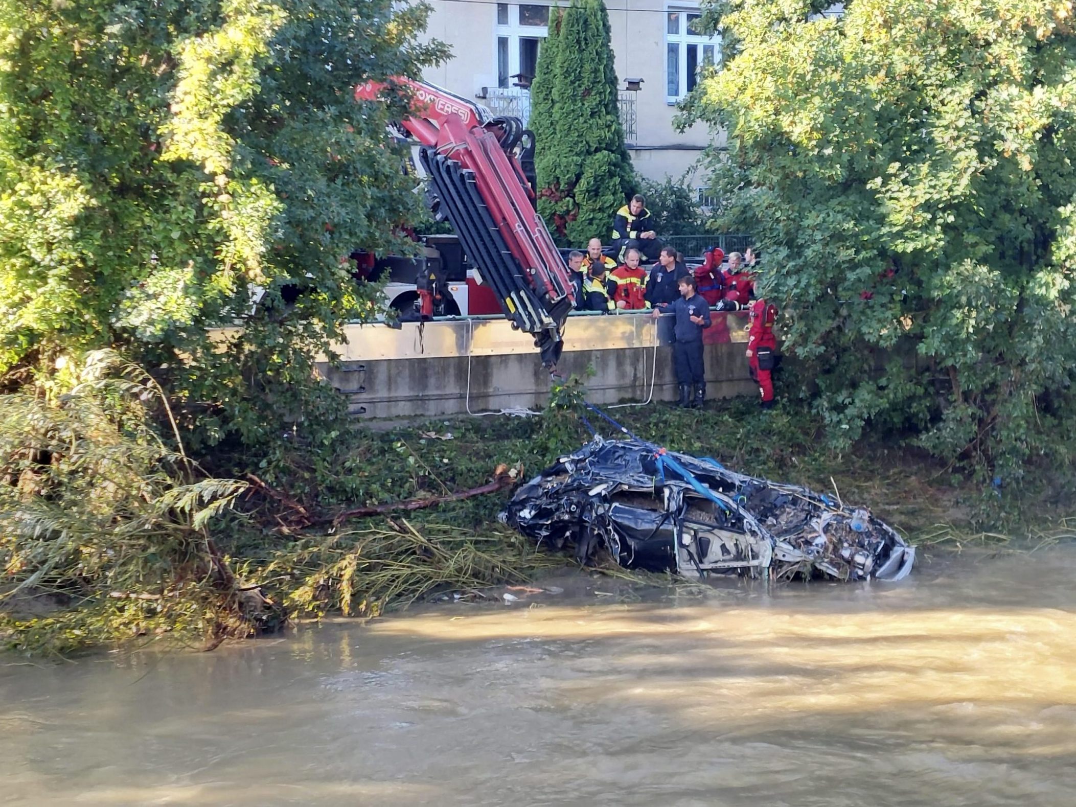 An Land wurde sich noch einmal vergewissert, dass sich niemand in dem Auto befand.