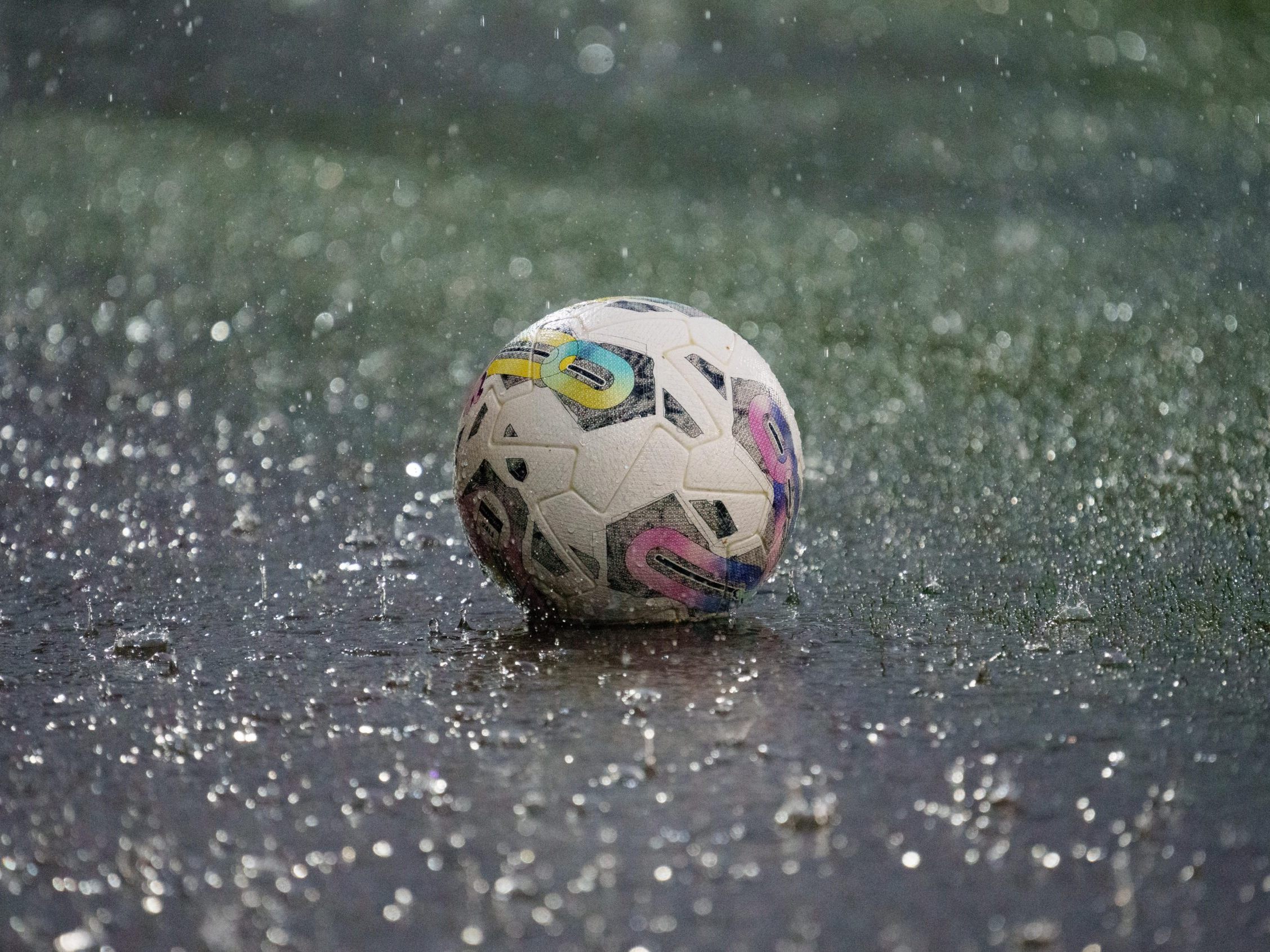 Die Fußball-Bundesliga ist wegen den Unwettern in Warteposition. Die Fußball-Bundesliga ist wegen den Unwettern in Warteposition.