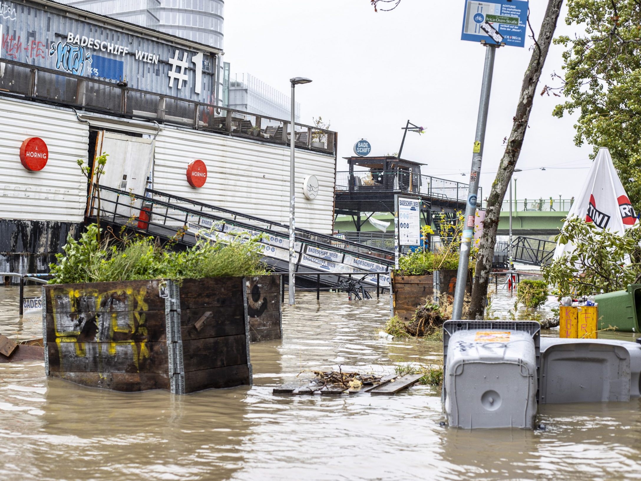 Hochwasser in Wien richtet großen Schaden an Hochwasser in Wien richtet großen Schaden an