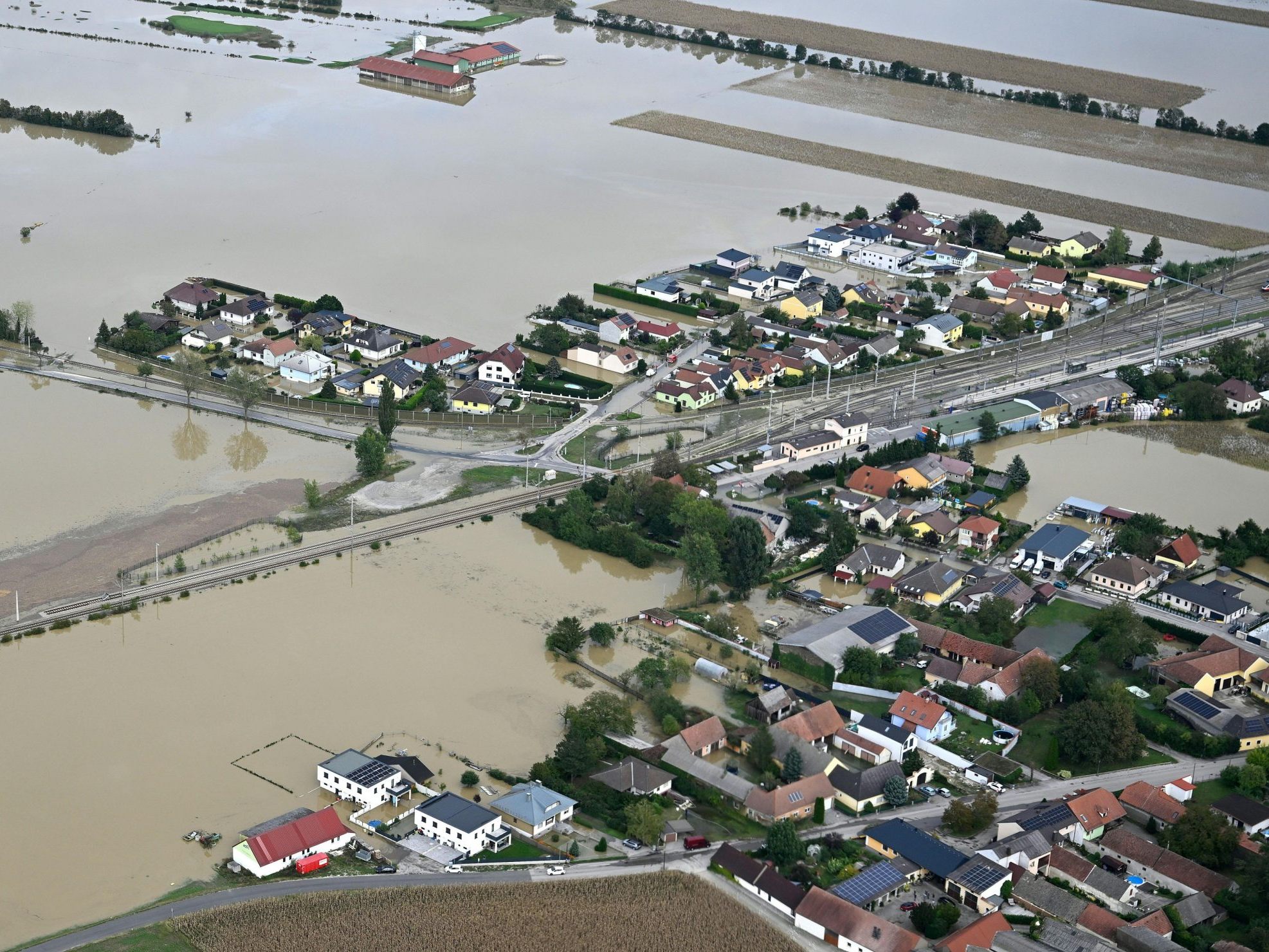 Die Aufräumarbeiten laufen und es können nach und nach wieder Straßen freigegeben werden. Die Aufräumarbeiten laufen und es können nach und nach wieder Straßen freigegeben werden.