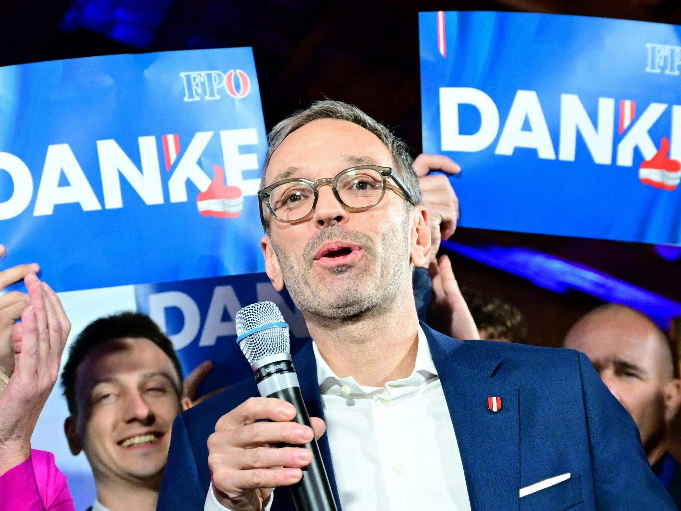 "Unsere Hand ist ausgestreckt", so FPÖ-Chef Kickl über Koalitionsverhandlungen. "Unsere Hand ist ausgestreckt", so FPÖ-Chef Kickl über Koalitionsverhandlungen.