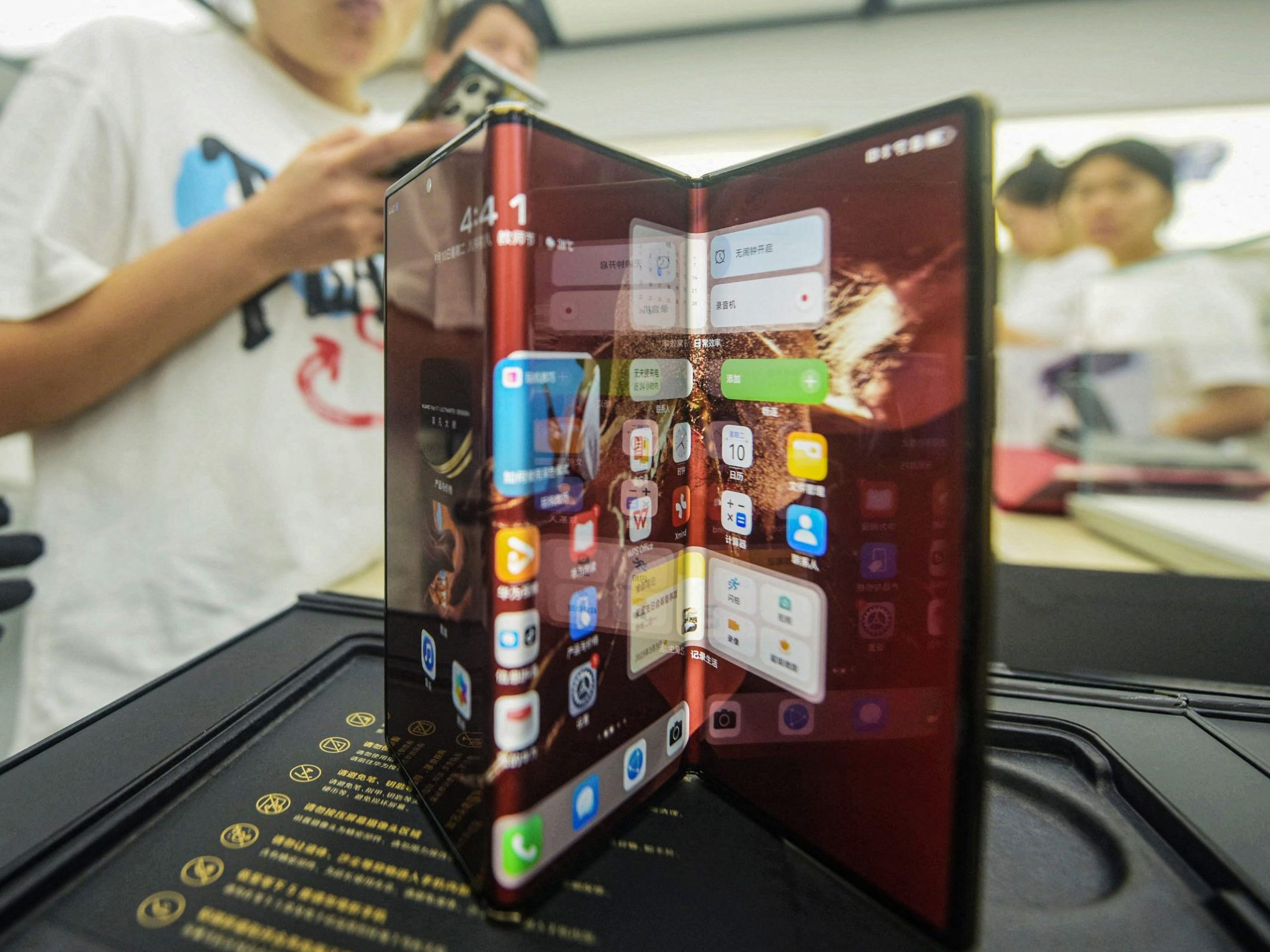 Für das faltbare "Mate XT" hat Huawei rund 3,6 Millionen Vorbestellungen erhalten. Für das faltbare "Mate XT" hat Huawei rund 3,6 Millionen Vorbestellungen erhalten.