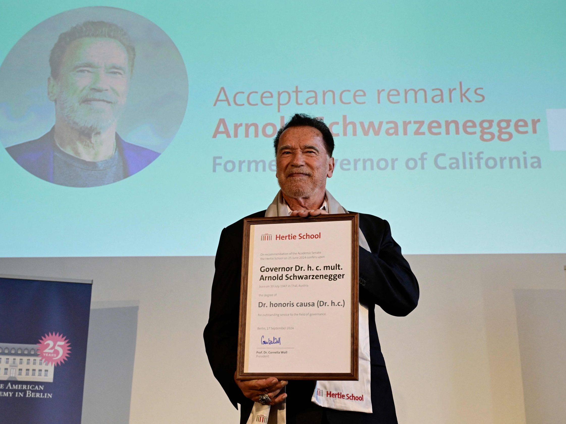 Arnold Schwarzenegger mit seinem Ehrendoktortitel. Arnold Schwarzenegger mit seinem Ehrendoktortitel.