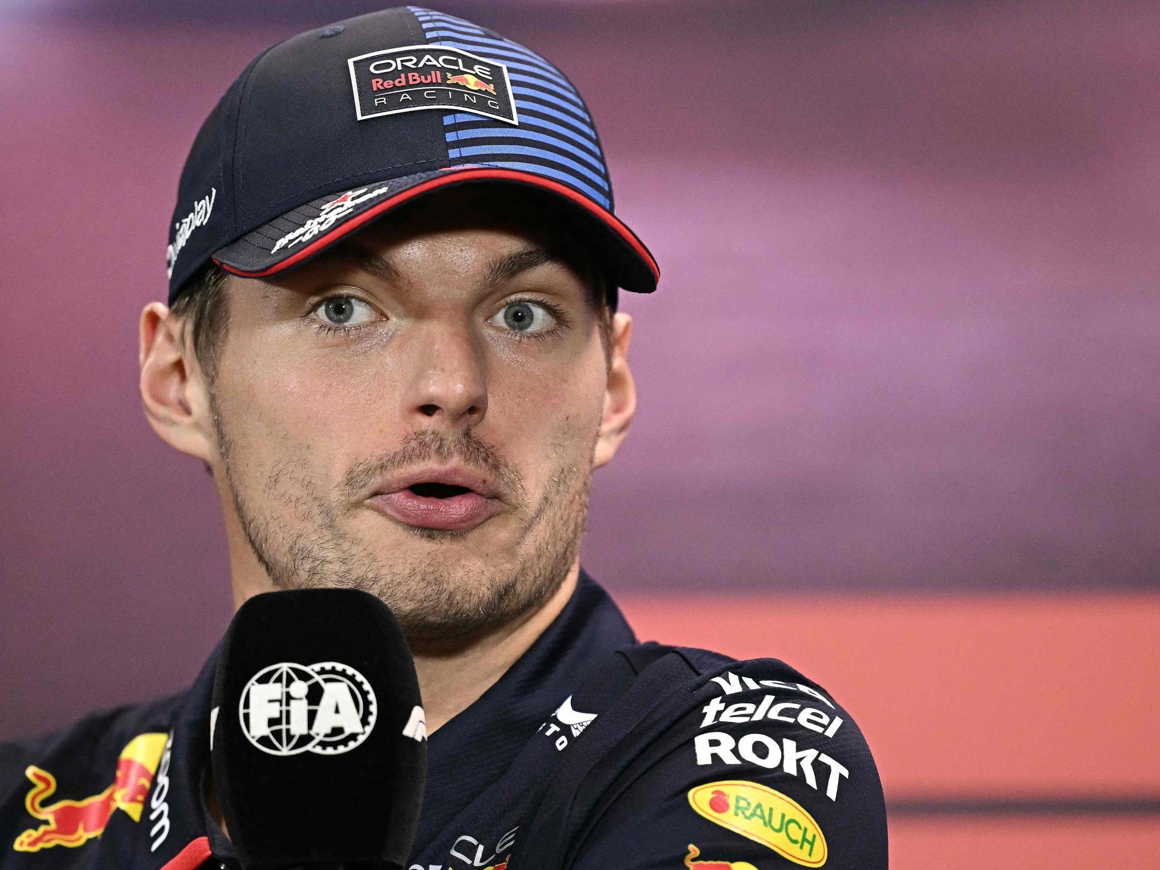 Max Verstappen macht seinem Unmut bei einer Pressekonferenz Luft. Max Verstappen macht seinem Unmut bei einer Pressekonferenz Luft.