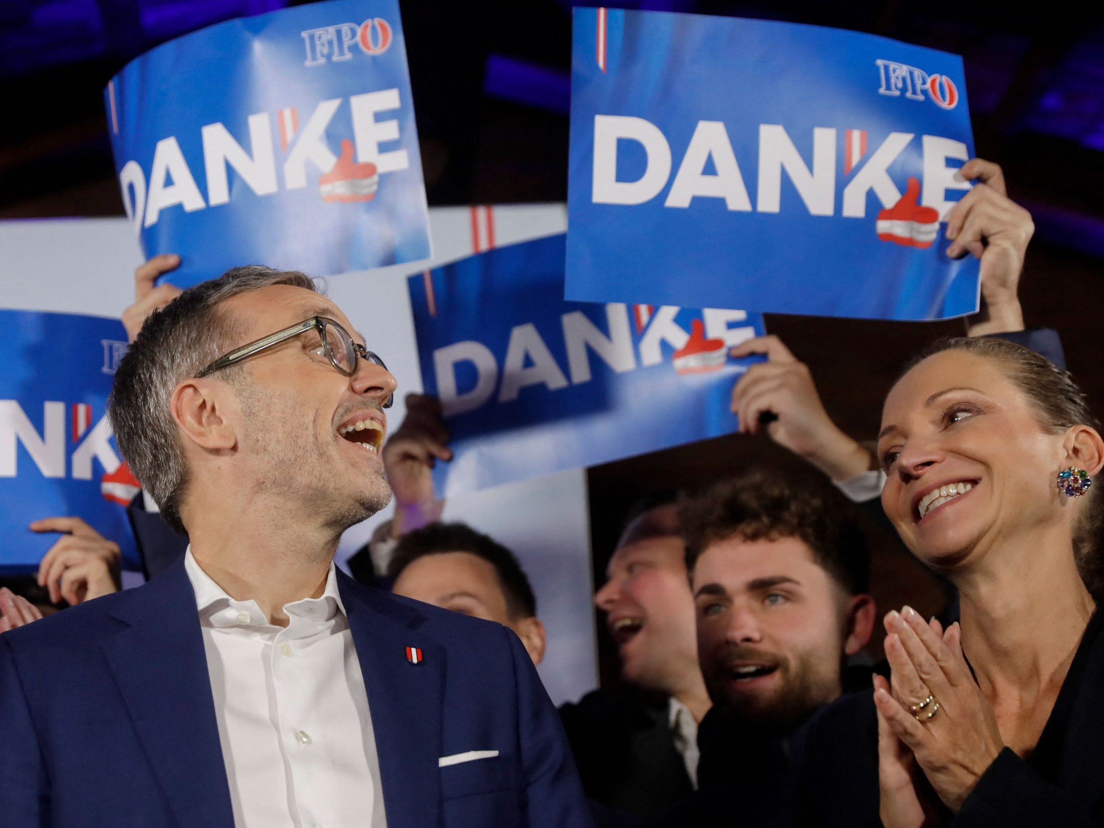 Herbert Kickl wird von seinen Anhängern gefeiert. Herbert Kickl wird von seinen Anhängern gefeiert.