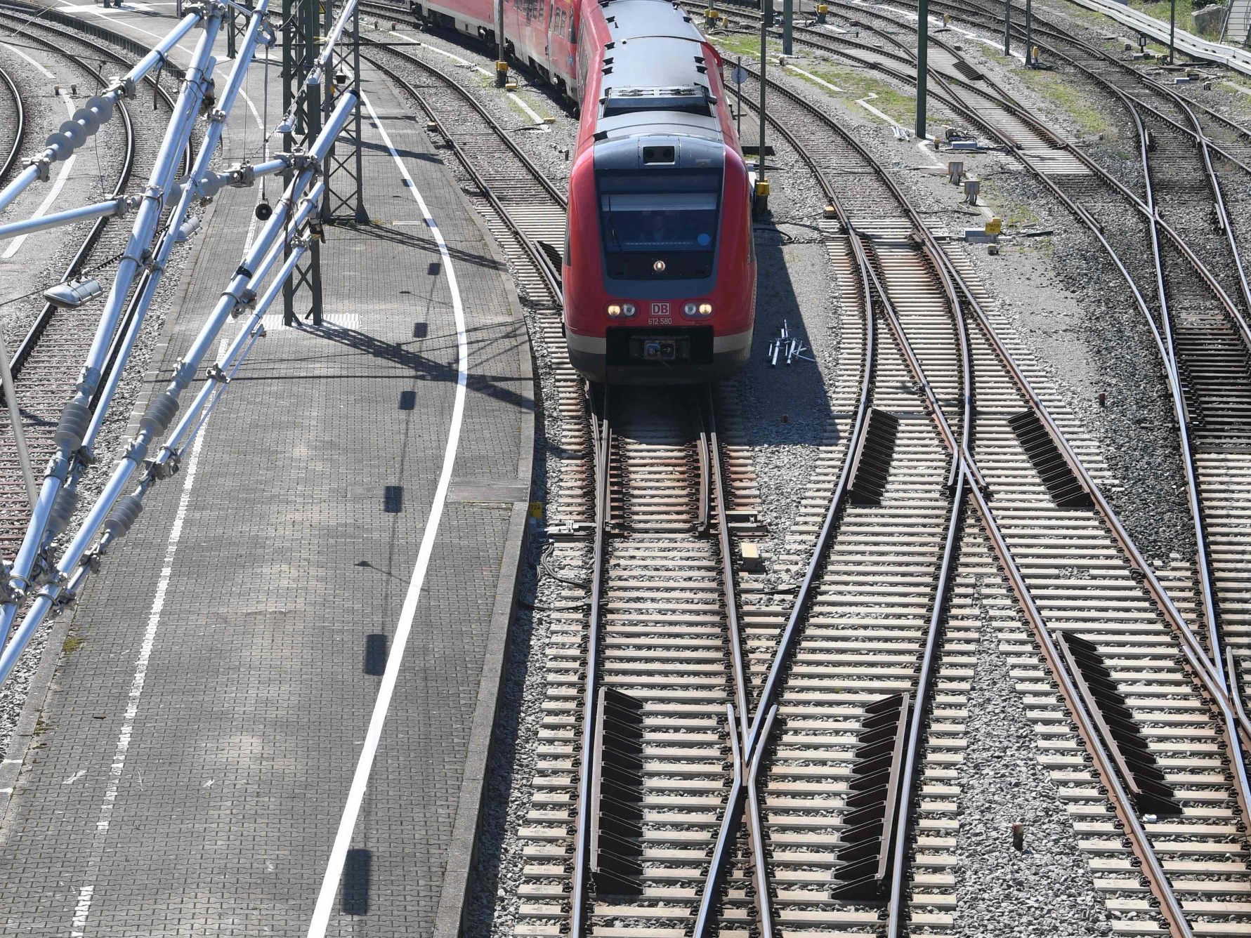 Nach einer Kollision zwischen zwei Zügen läuft derzeit ein Schienenersatzverkehr.