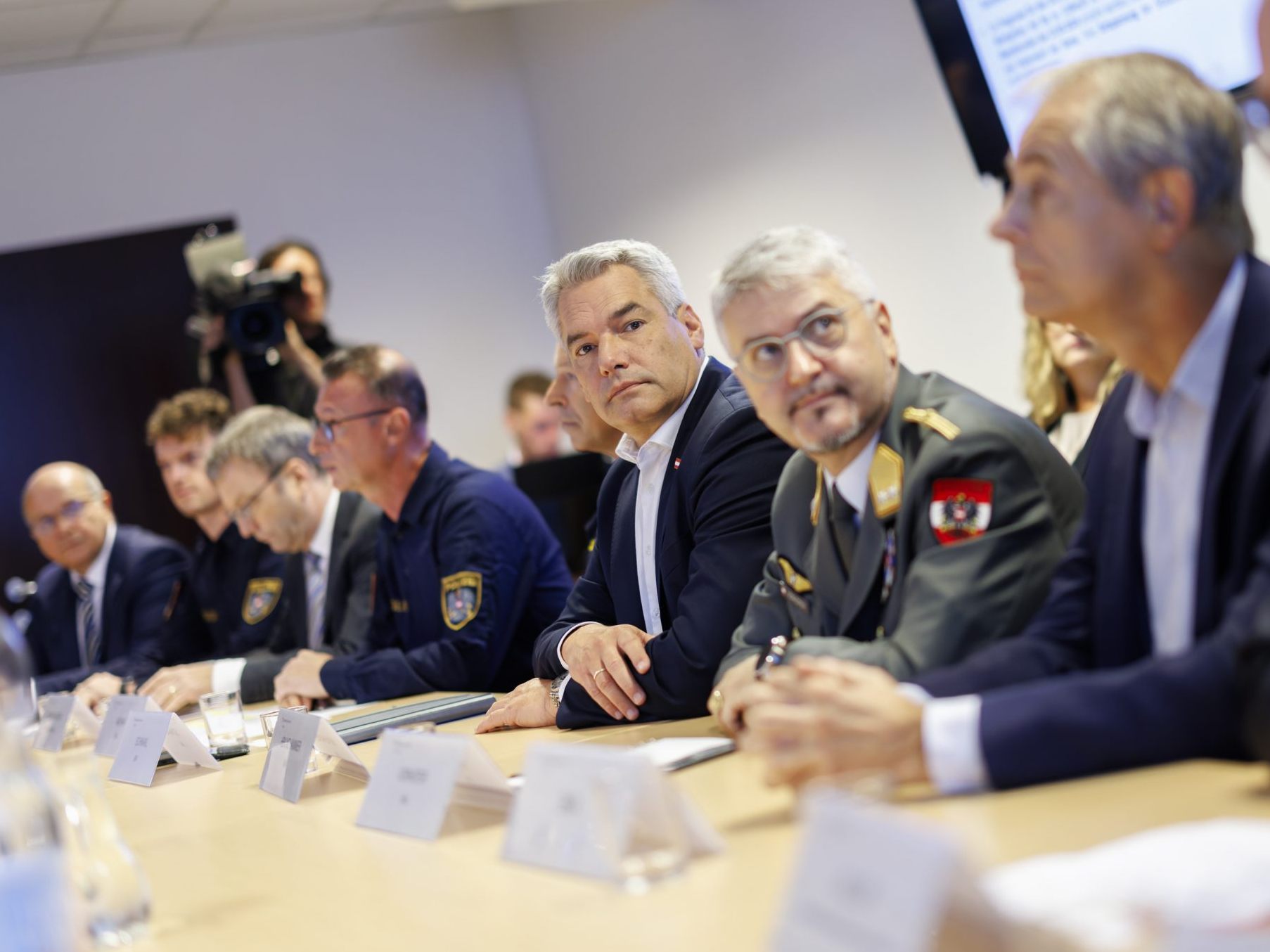 Bundeskanzler Karl Nehammer bei einer Lagebesprechung des Staatlichen Krisen- und Katastrophenschutzmanagements (SKKM).