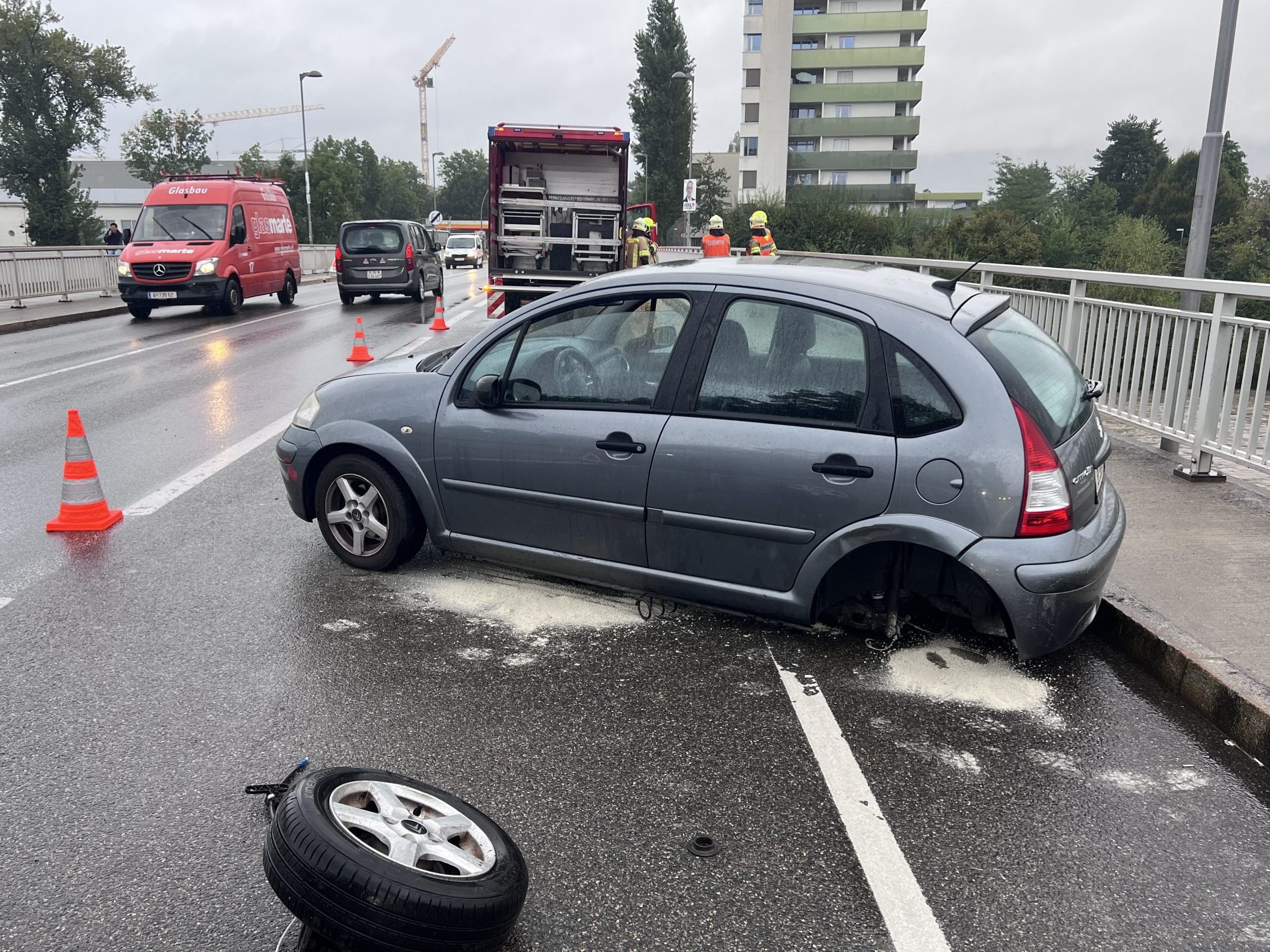 Einem der Unfallfahrzeuge fehlt das linke Hinterrad. Einem der Unfallfahrzeuge fehlt das linke Hinterrad.
