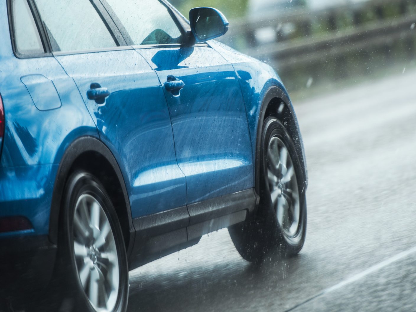 Besonders gefährlich ist es, wenn die Fahrbahnen voller Wasser sind und es zu Aquaplaning kommt.