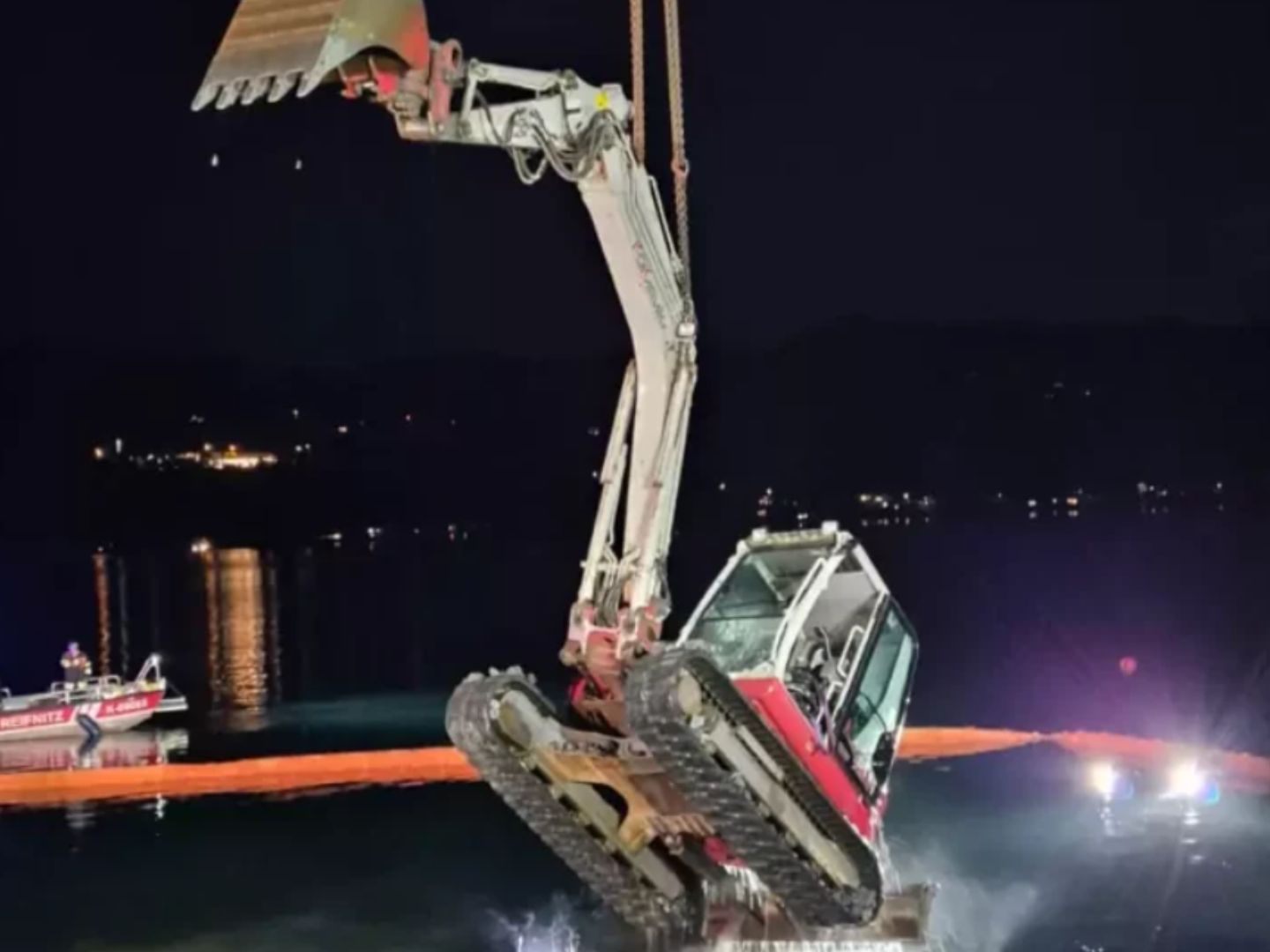 Die FF Velden fischte den Bagger wieder aus dem Wörthersee. Die FF Velden fischte den Bagger wieder aus dem Wörthersee.
