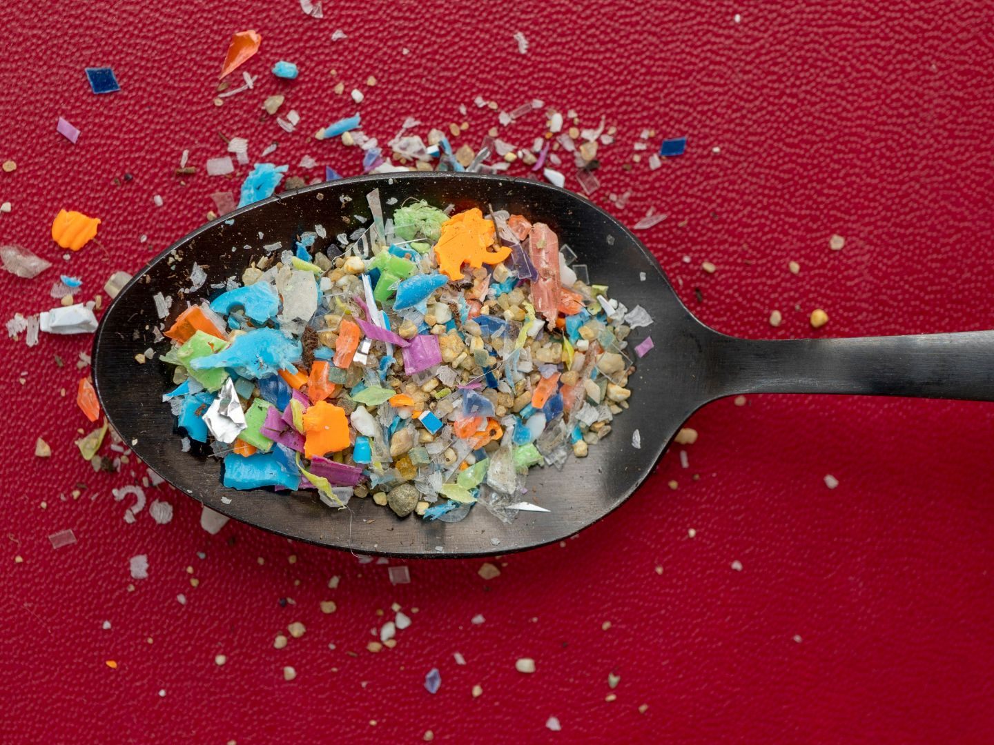 Der Verarbeitungsgrad der Lebensmittel spielt bei der Aufnahme von Mikroplastik eine relevante Rolle. Der Verarbeitungsgrad der Lebensmittel spielt bei der Aufnahme von Mikroplastik eine relevante Rolle.