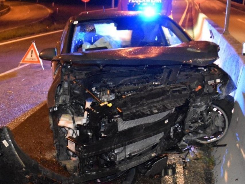 Bei dem Unfall wurde eine Pkw-Lenkerin verletzt. Bei dem Unfall wurde eine Pkw-Lenkerin verletzt.