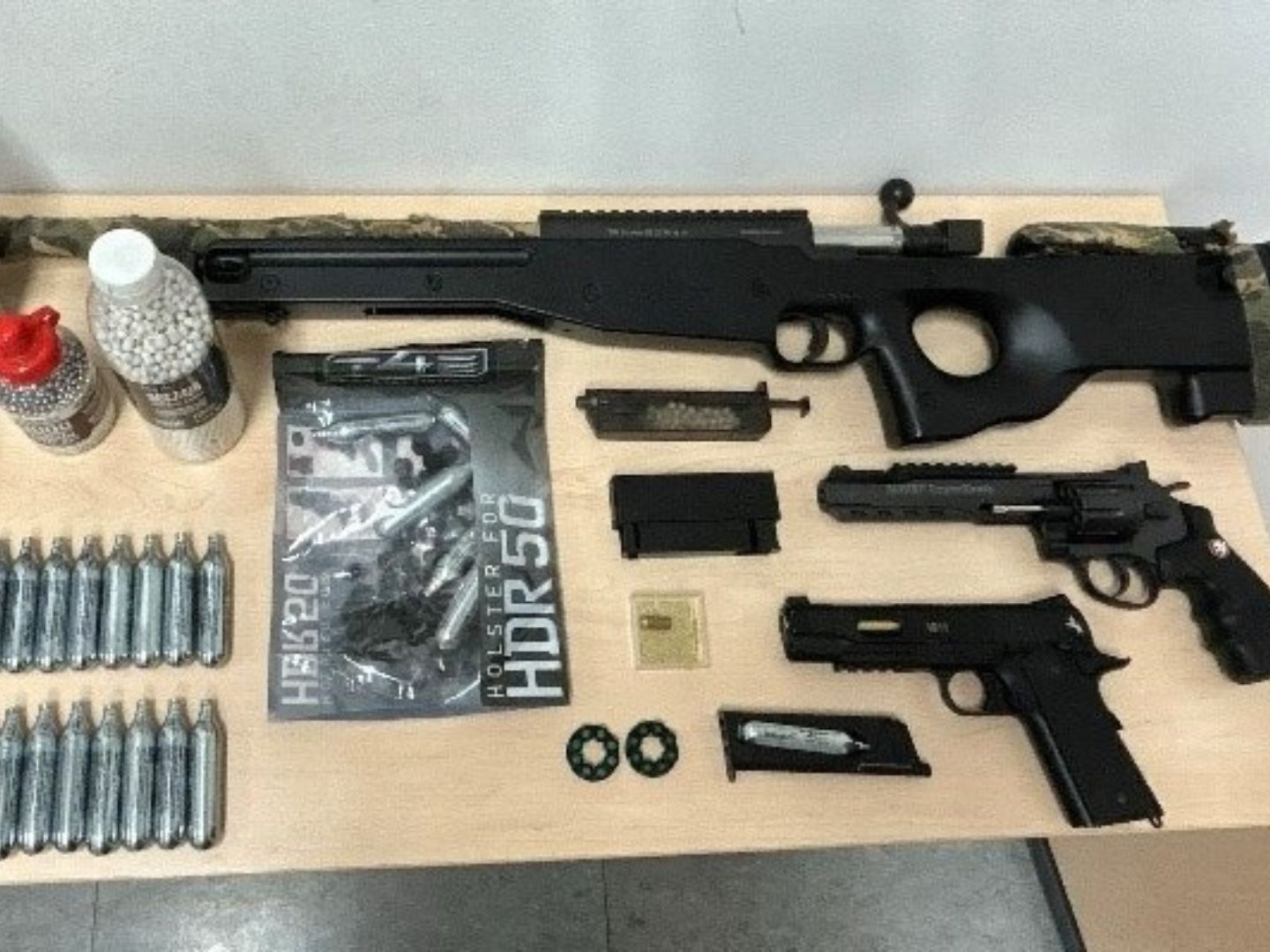 Die Polizei fand mehrere Soft-Air-Waffen sowie Munition in der Wohnung. Die Polizei fand mehrere Soft-Air-Waffen sowie Munition in der Wohnung.