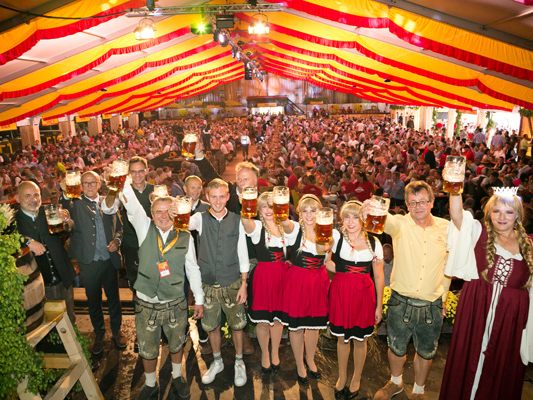 Der traditionelle Fassanstich am Freitag, 13. September 2024, ist ein absolutes Highlight des Bockbierfestes. Der traditionelle Fassanstich am Freitag, 13. September 2024, ist ein absolutes Highlight des Bockbierfestes.