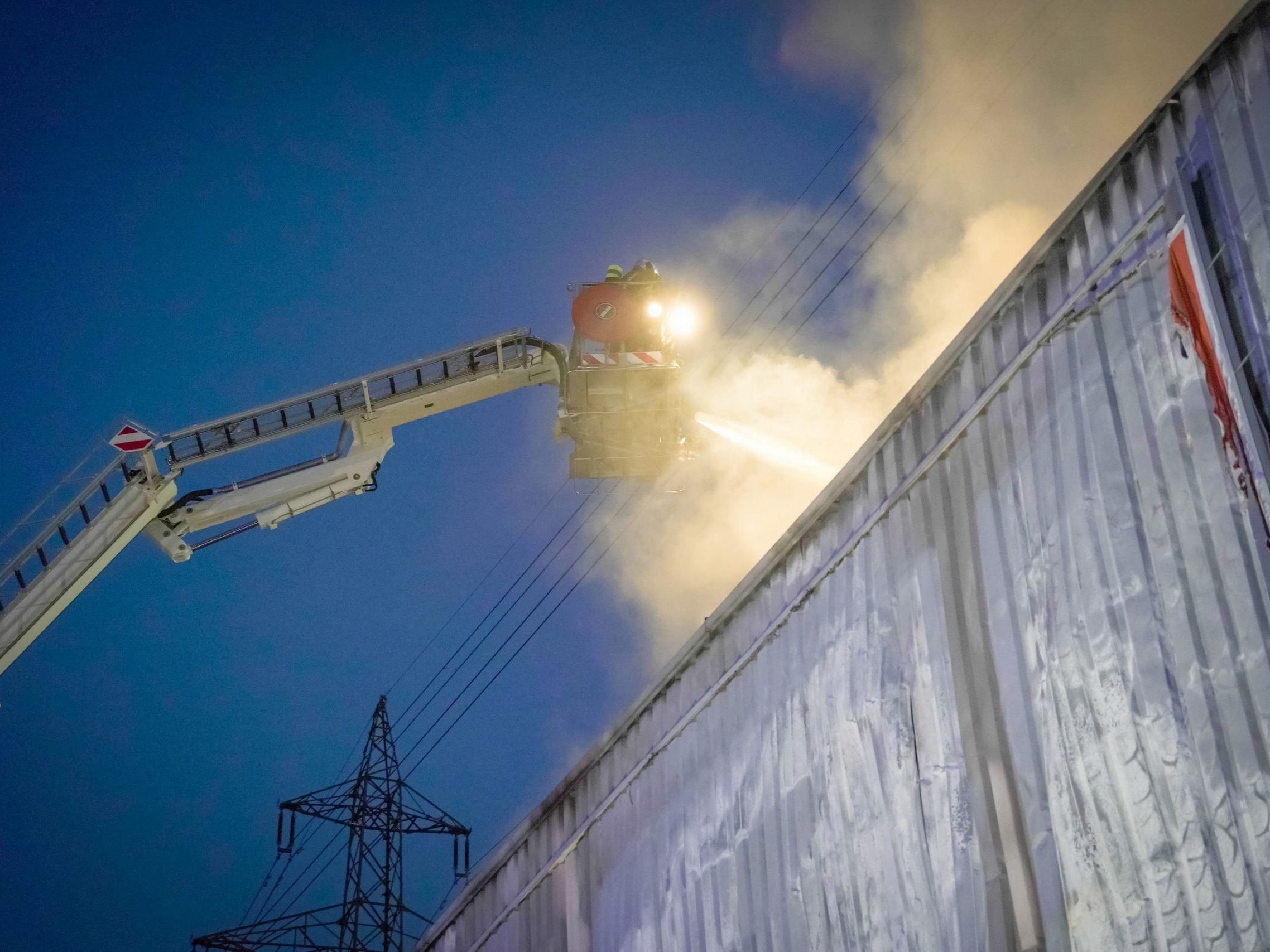 Am Dienstag hat es einen Großbrand im Bezirk Mödling gegeben. Am Dienstag hat es einen Großbrand im Bezirk Mödling gegeben.
