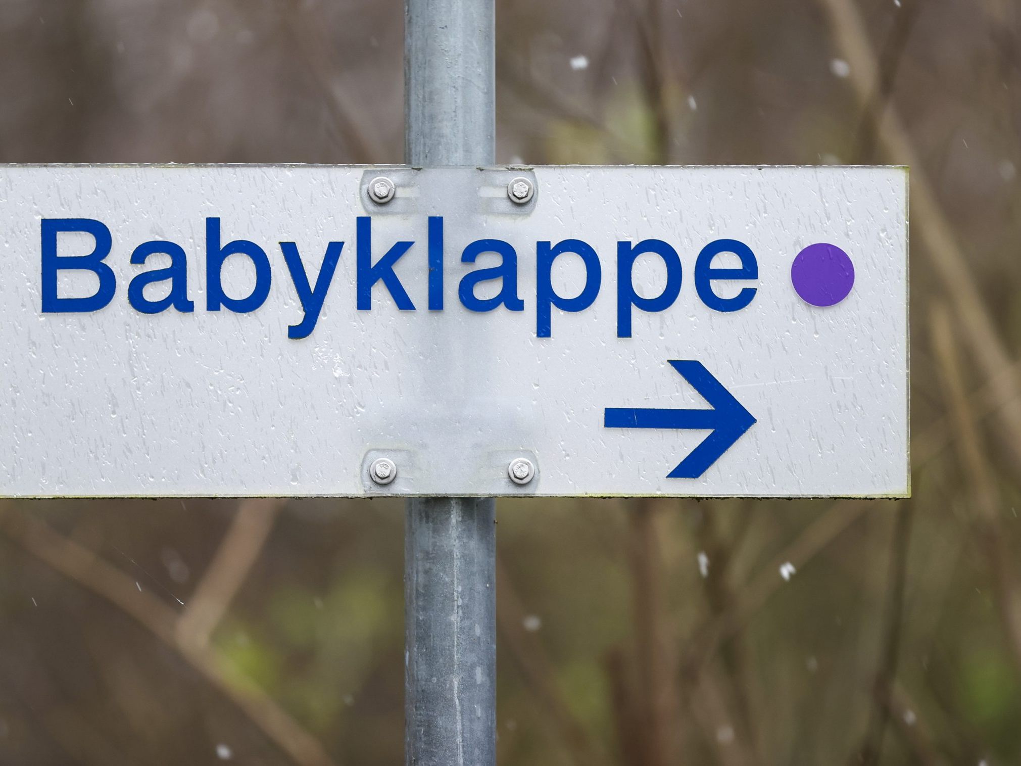 Eine 6-Jährige wurde in einer Babyklappe abgegeben.