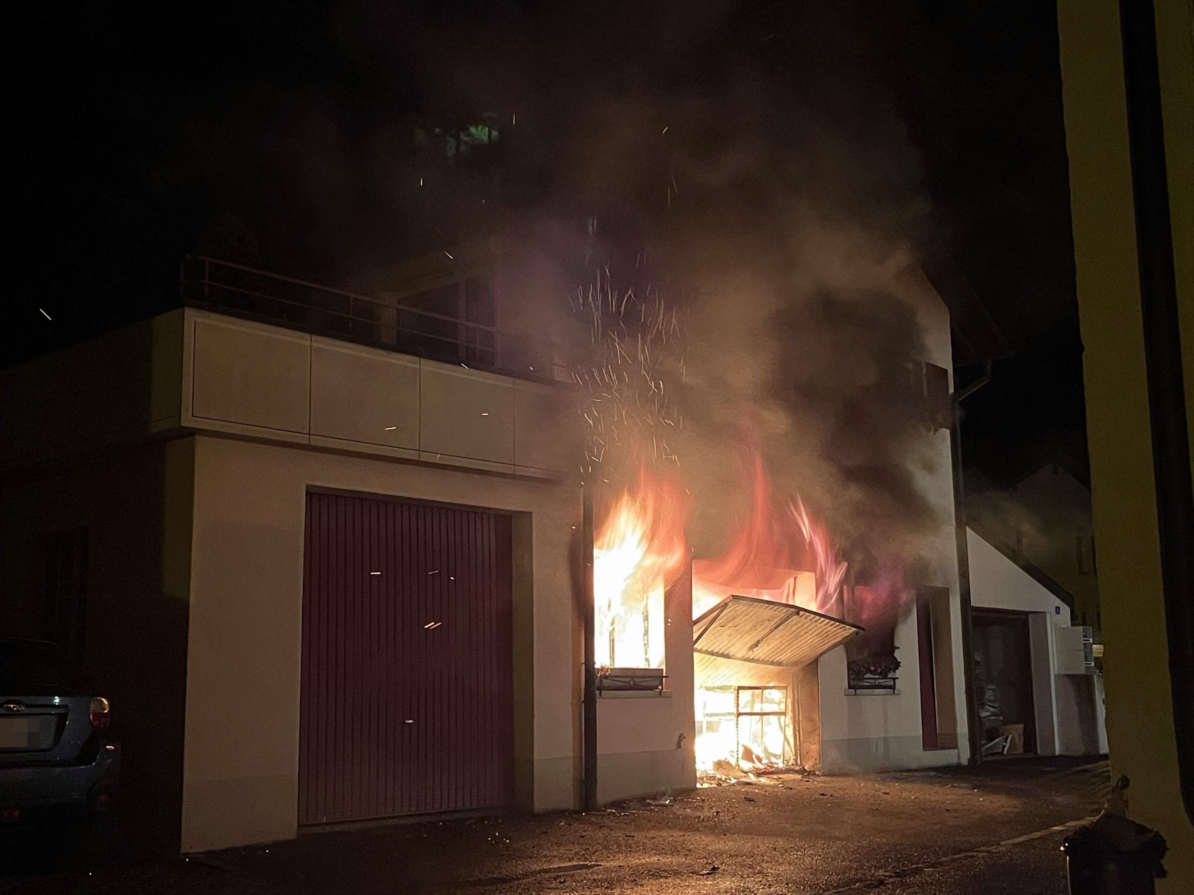 Am Sonntag, kurz nach 23:20 Uhr, ist es in einer Garage eines Mehrfamilienhauses in Bad Ragaz zu einem Brand gekommen.