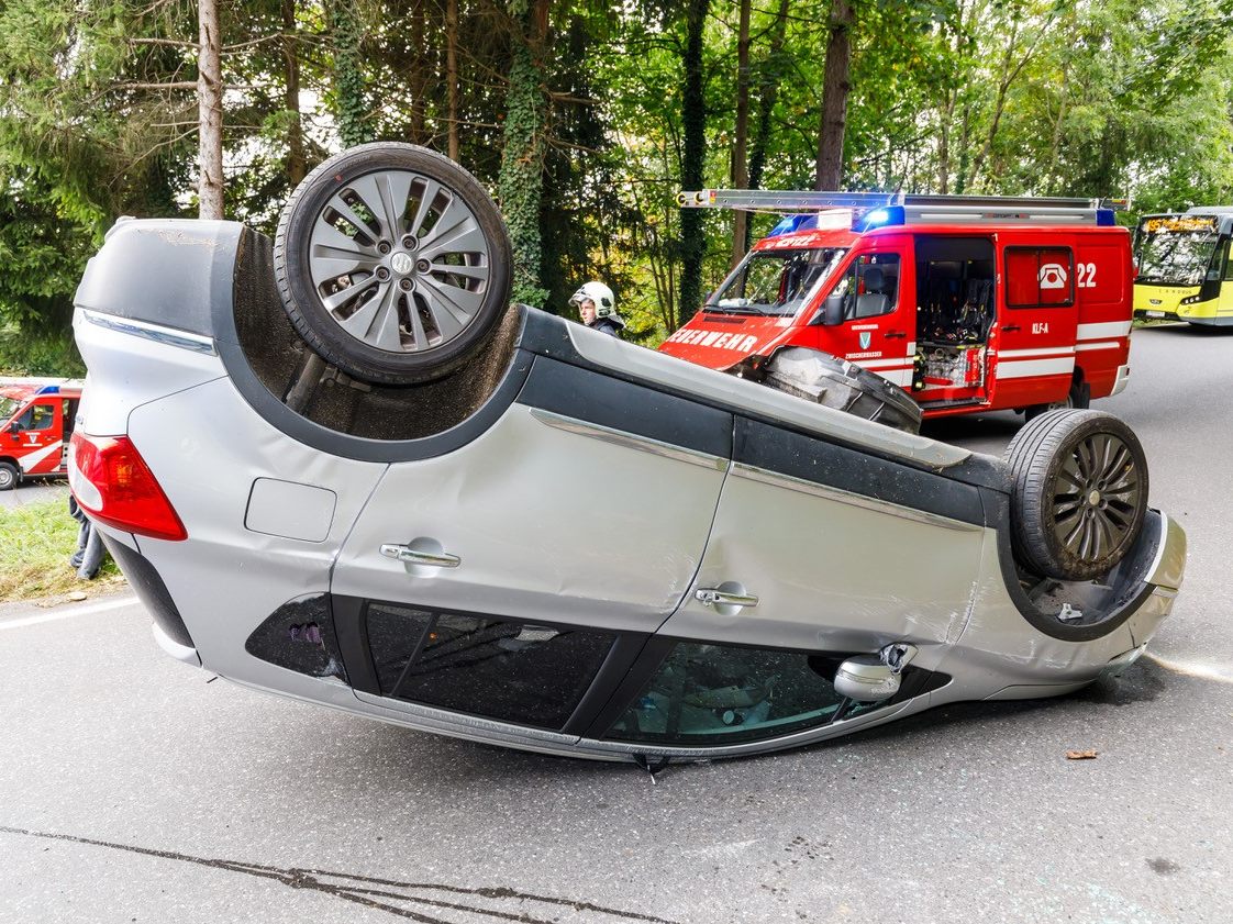 Verkehrsunfall mit Überschlag: Zwei Personen verletzt