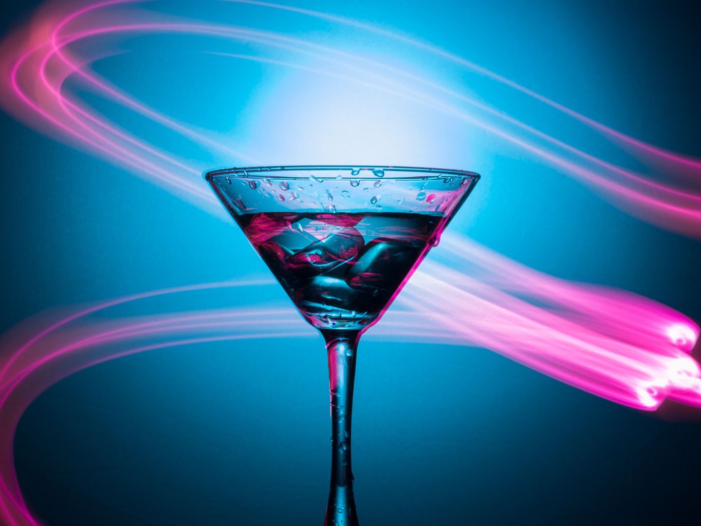 Die Bewerbung von alkoholischen Getränken ist ein Problem für Süchtige und Suchtgefährdete. Die Bewerbung von alkoholischen Getränken ist ein Problem für Süchtige und Suchtgefährdete.