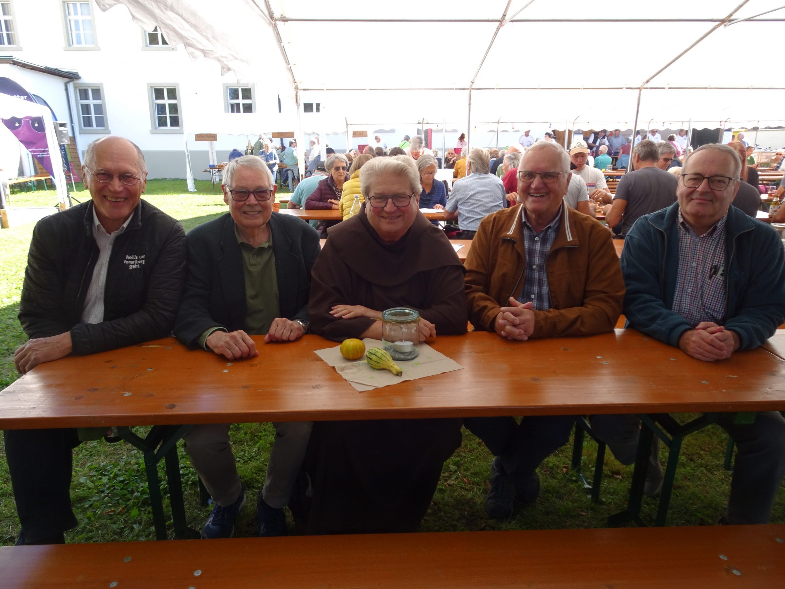 Martin Ruepp, Klostervater Elmar Mayer, Pater Wenzeslaus, Heinz Seeburger und Herbert Winkler genossen die ausgelassene Stimmung beim diesjährigen Klosterfest.